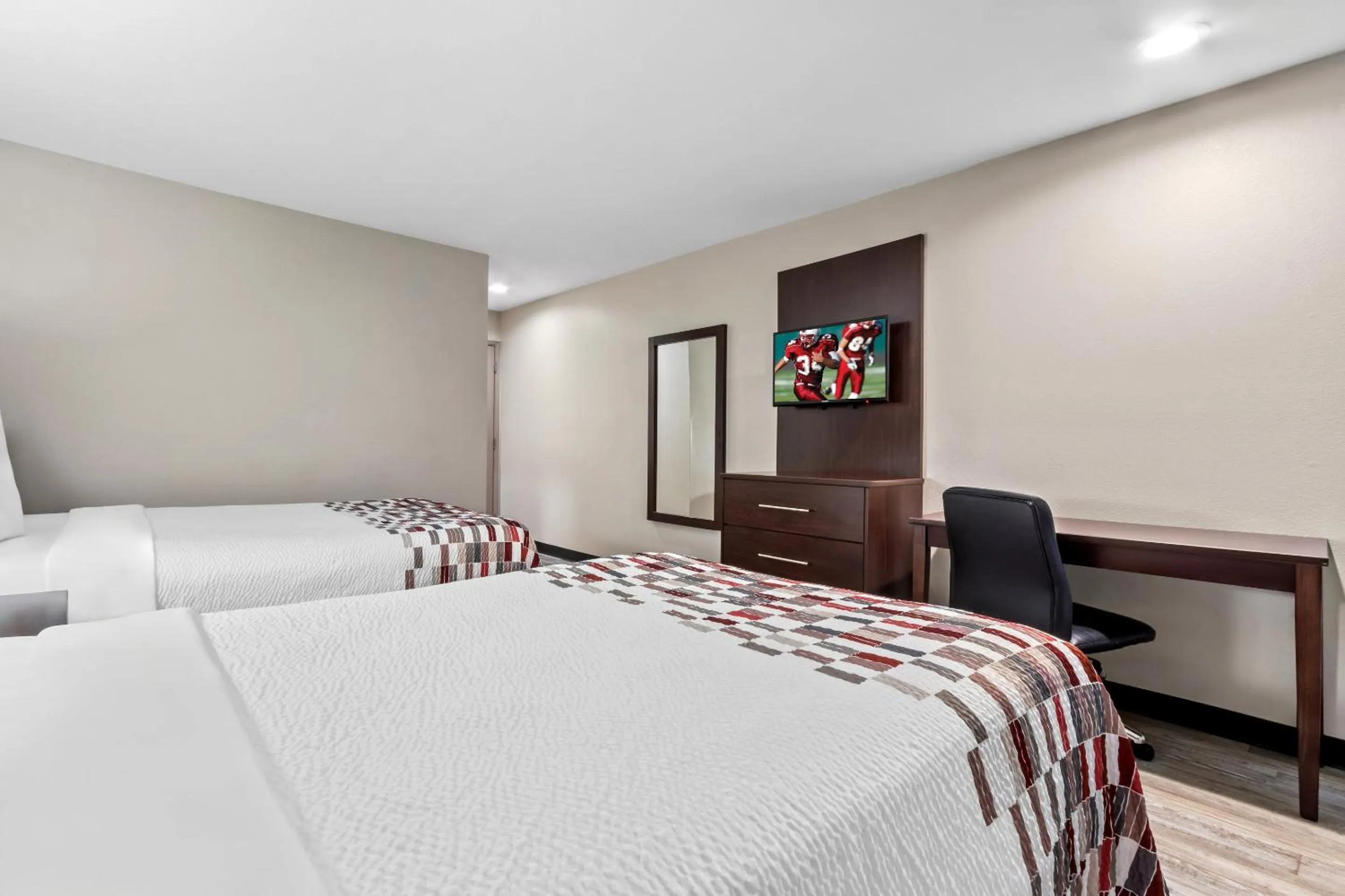 Photo of the whole room, Bed in Red Roof Inn Phoenix North - I-17 at Bell Rd