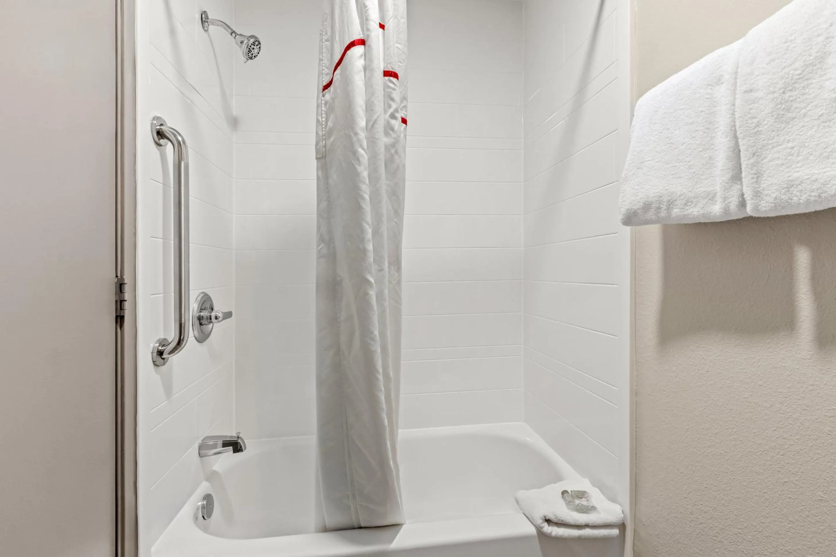 Bathroom in Red Roof Inn Phoenix North - I-17 at Bell Rd