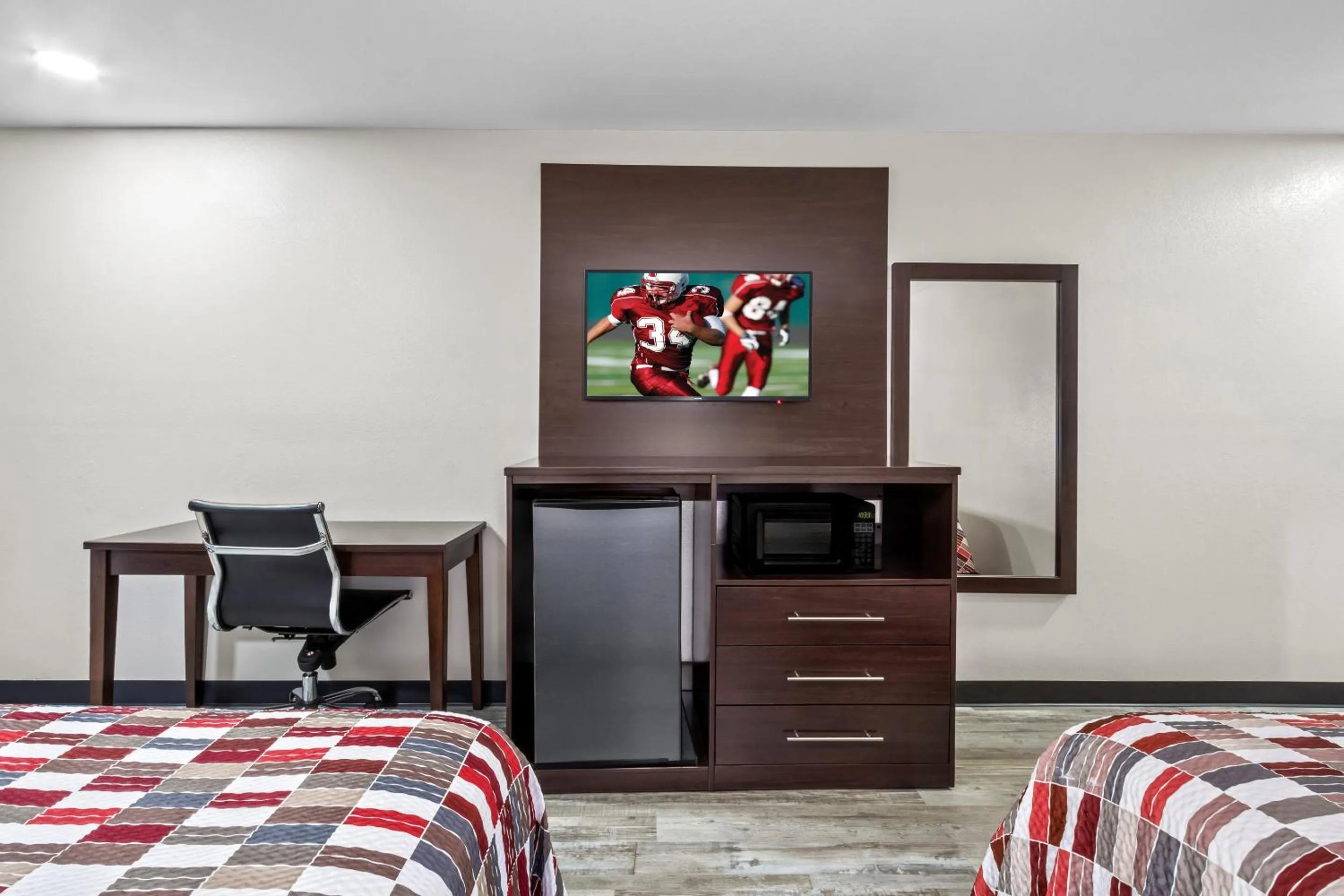 Photo of the whole room, Bed in Red Roof Inn Phoenix North - I-17 at Bell Rd