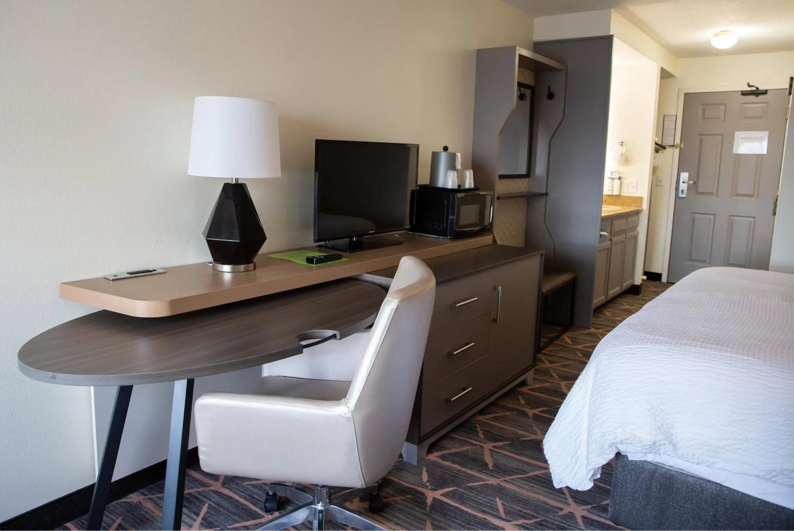 Photo of the whole room, Bed in Holiday Inn Redding by IHG
