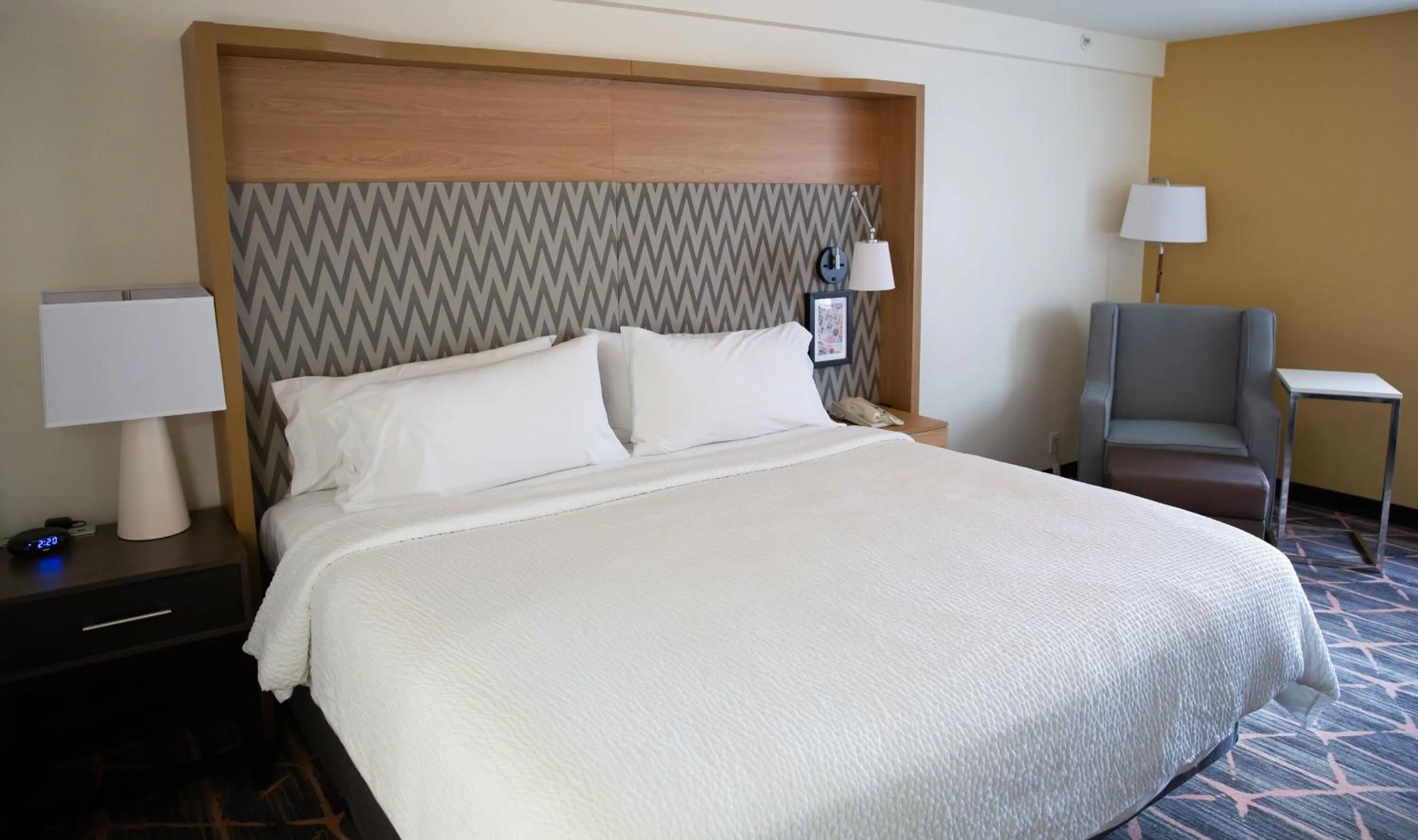 Photo of the whole room, Bed in Holiday Inn Redding by IHG