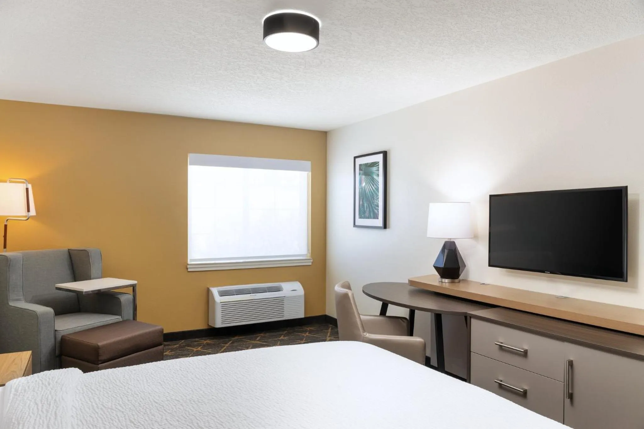 Photo of the whole room, Bed in Holiday Inn Redding by IHG