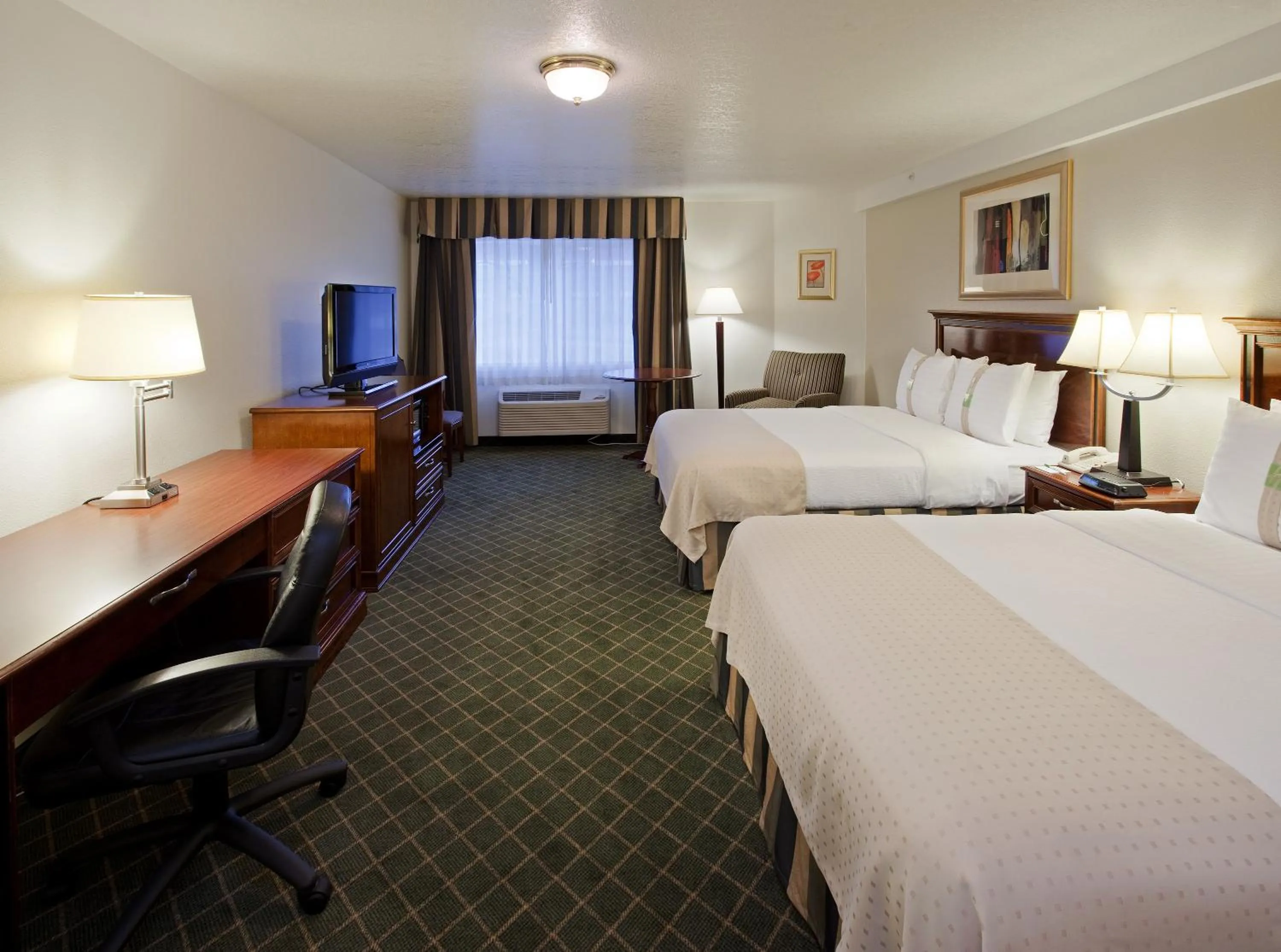 Photo of the whole room, Bed in Holiday Inn Redding by IHG