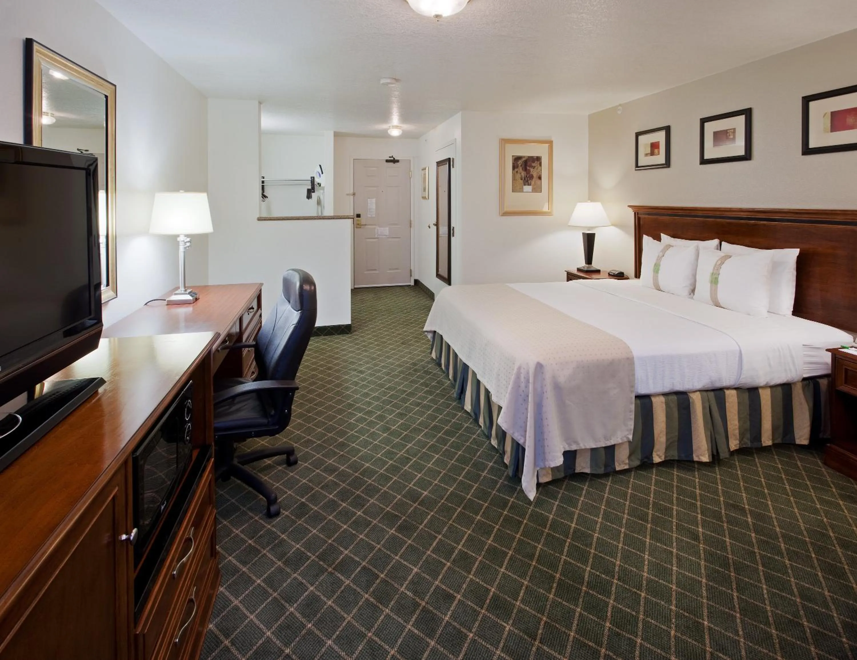 Photo of the whole room, Bed in Holiday Inn Redding by IHG