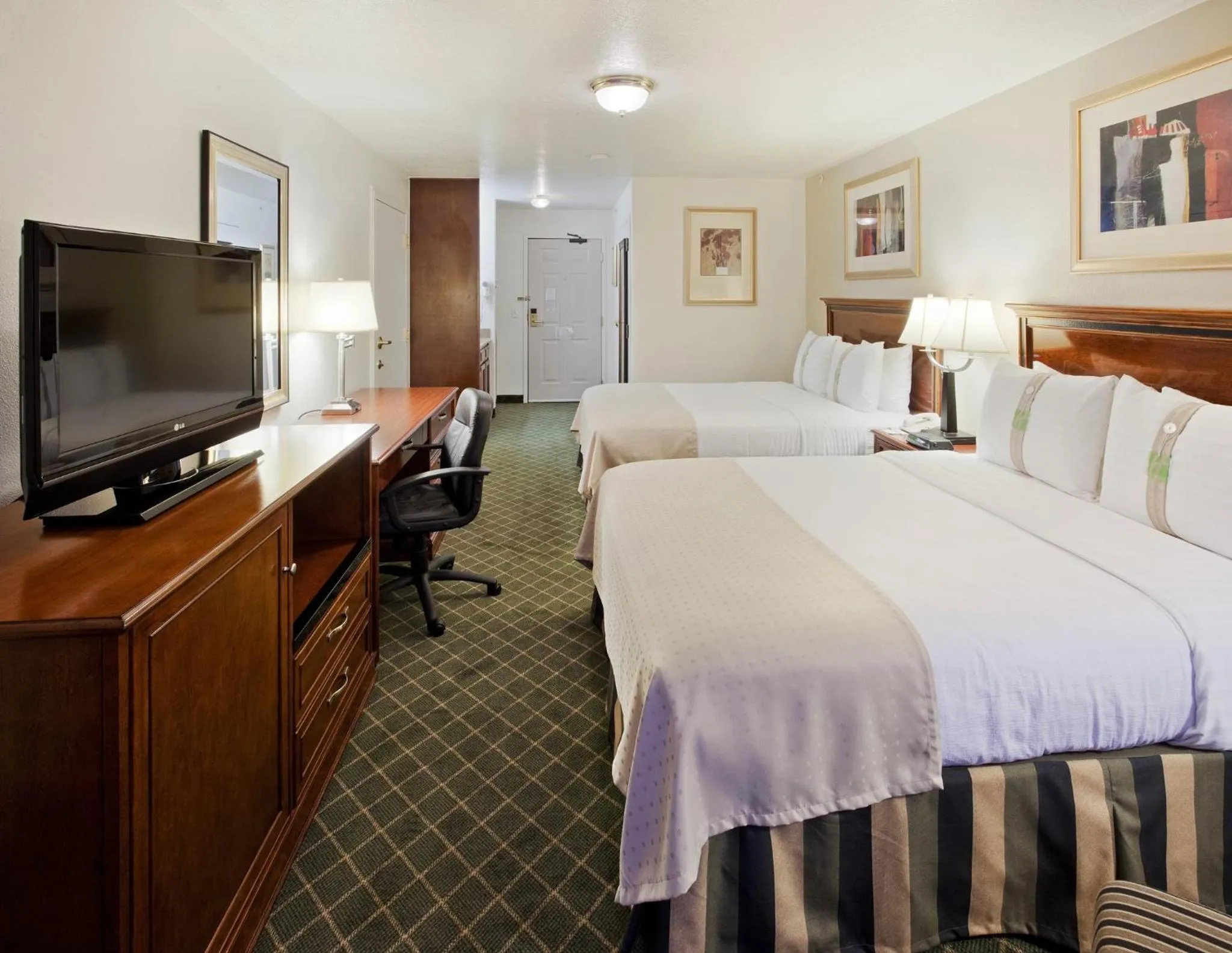 Photo of the whole room, Bed in Holiday Inn Redding by IHG