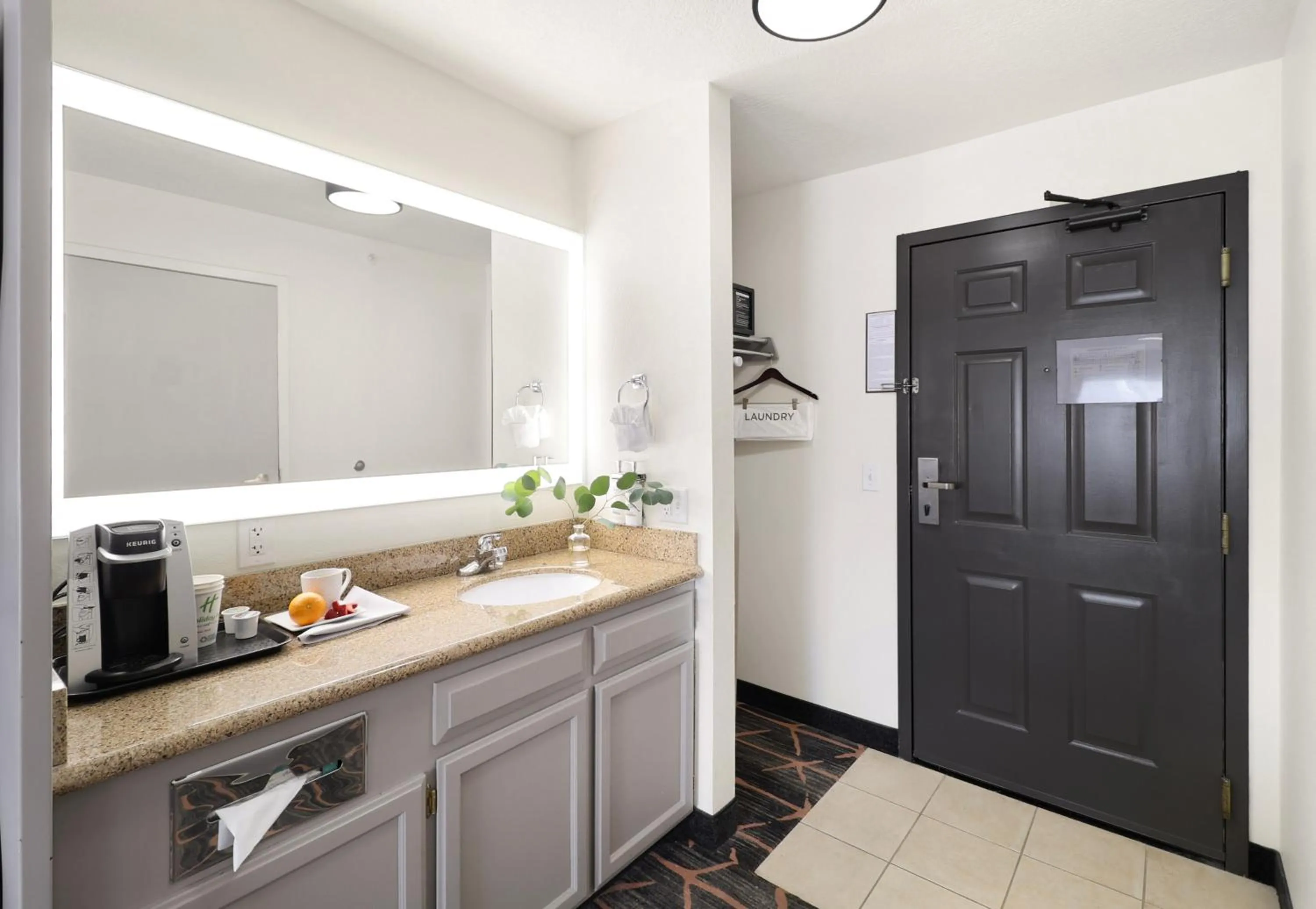 Kitchen or kitchenette in Holiday Inn Redding by IHG