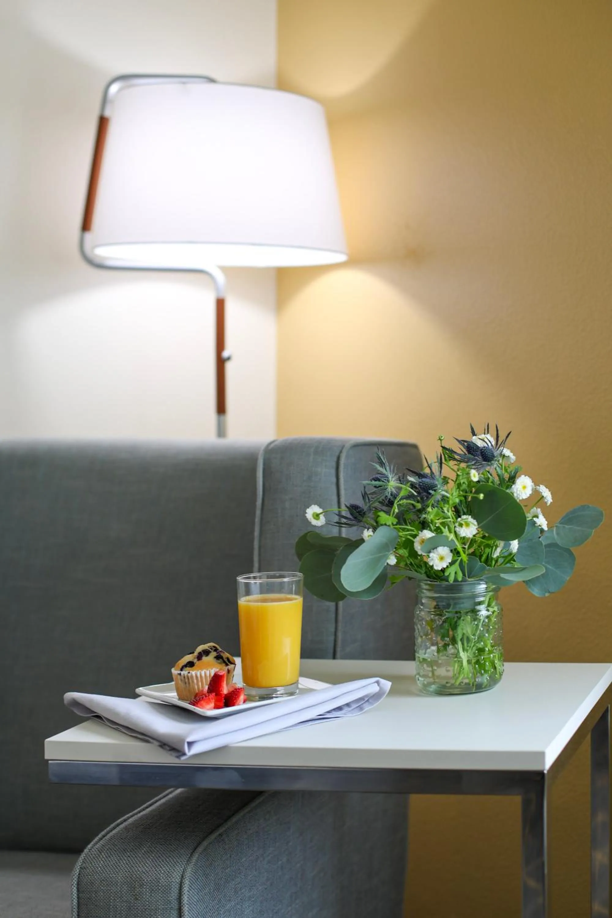 Living room in Holiday Inn Redding by IHG