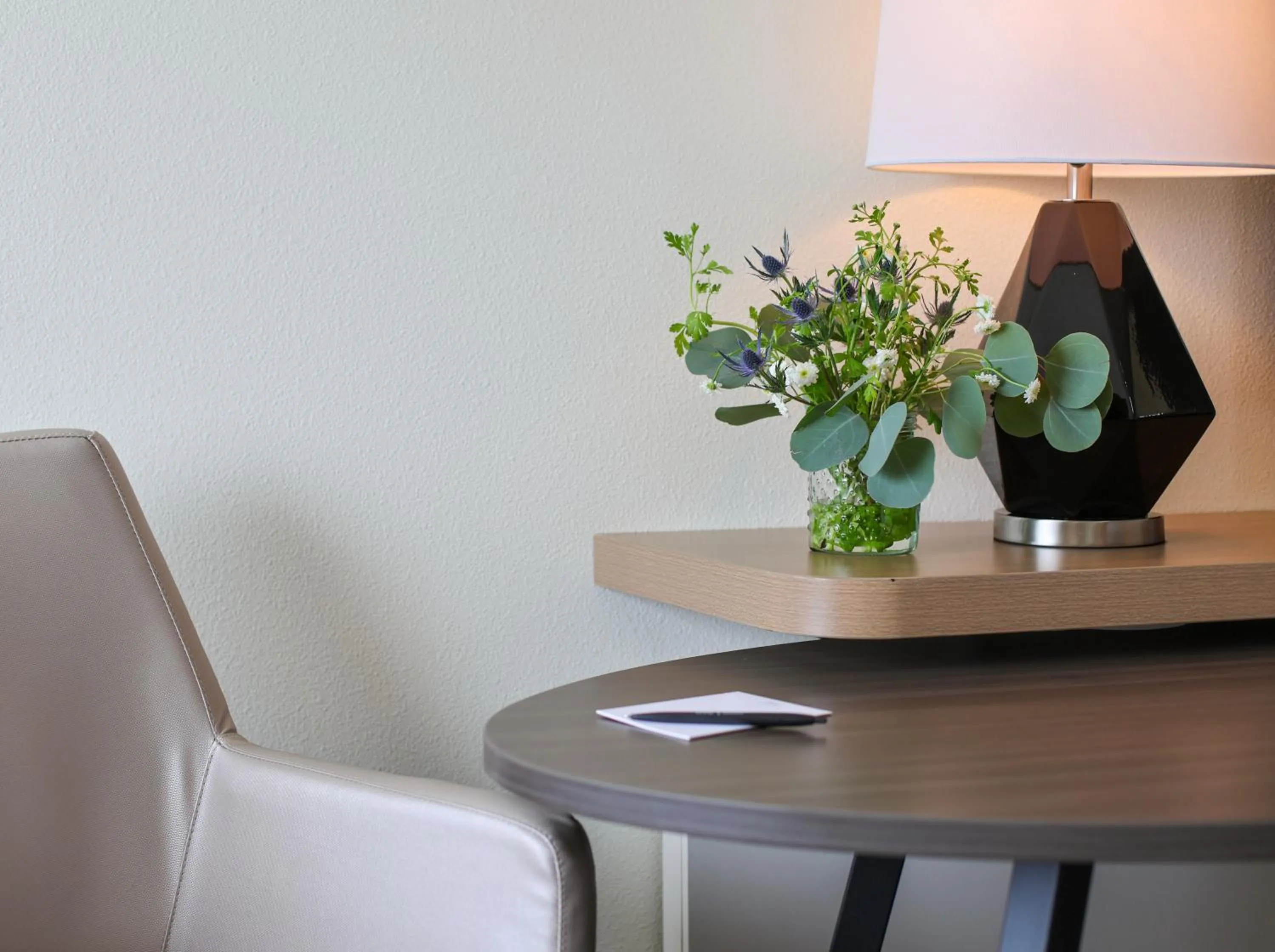 Living room in Holiday Inn Redding by IHG