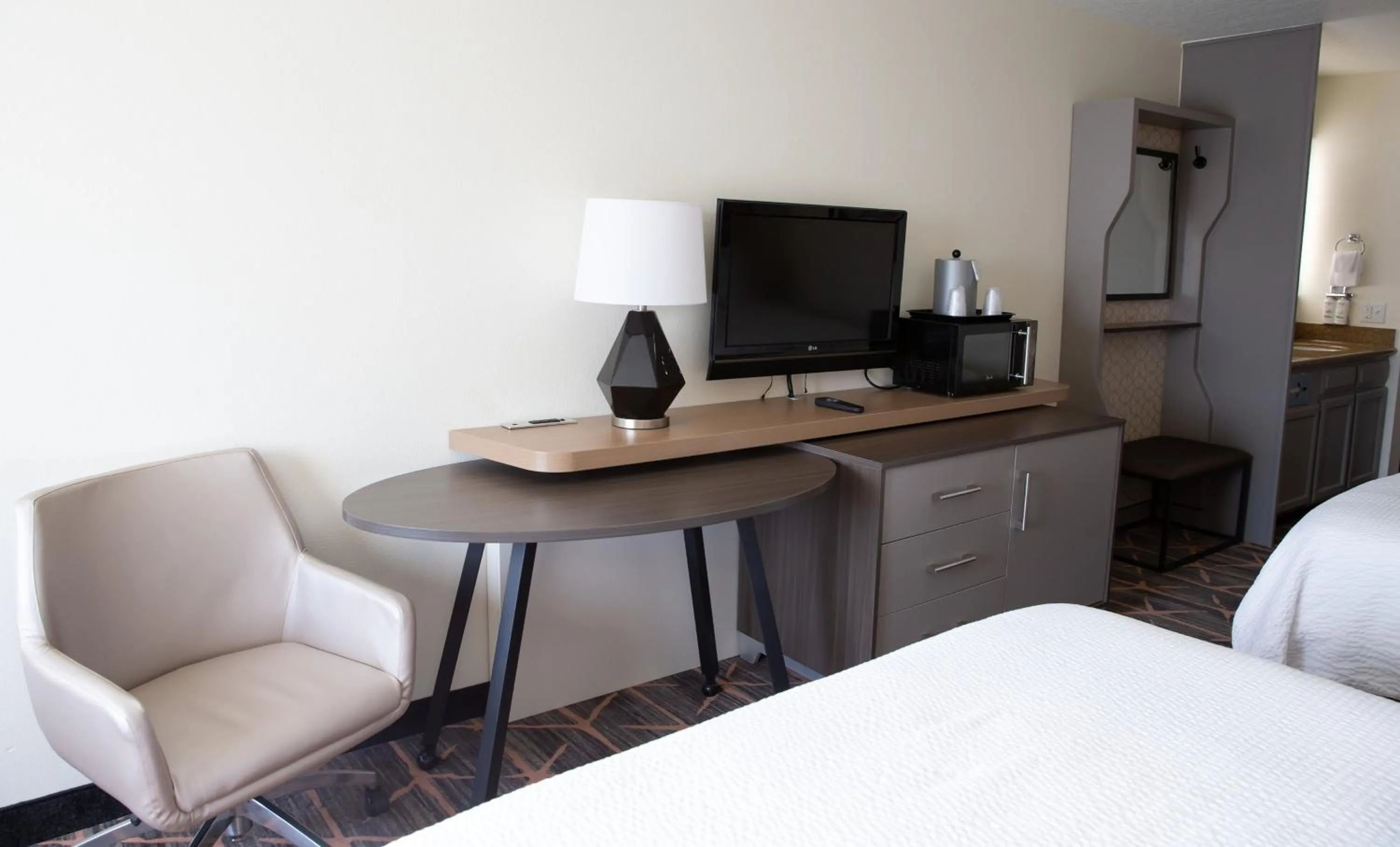 Photo of the whole room, Bed in Holiday Inn Redding by IHG