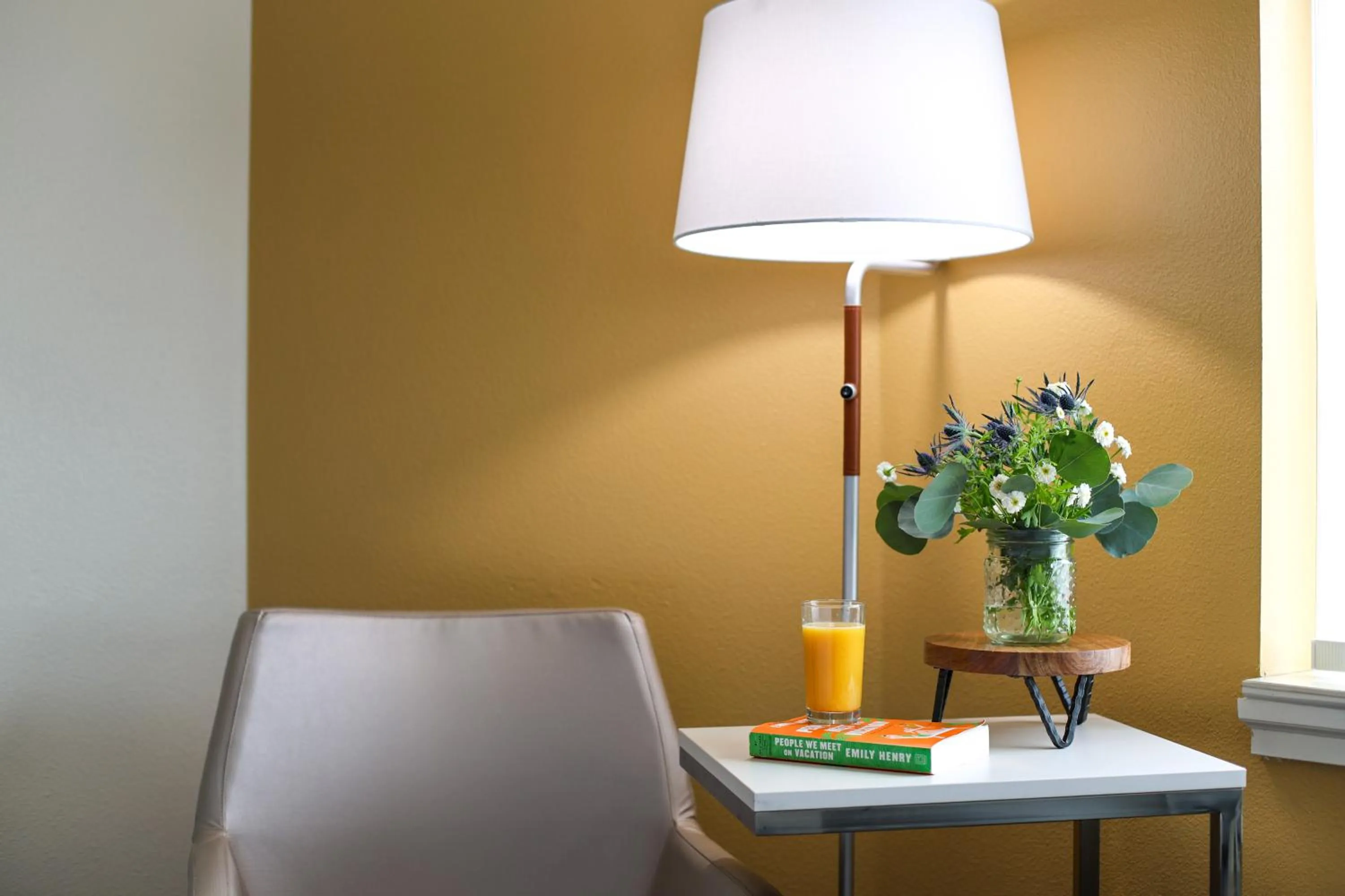 Living room in Holiday Inn Redding by IHG