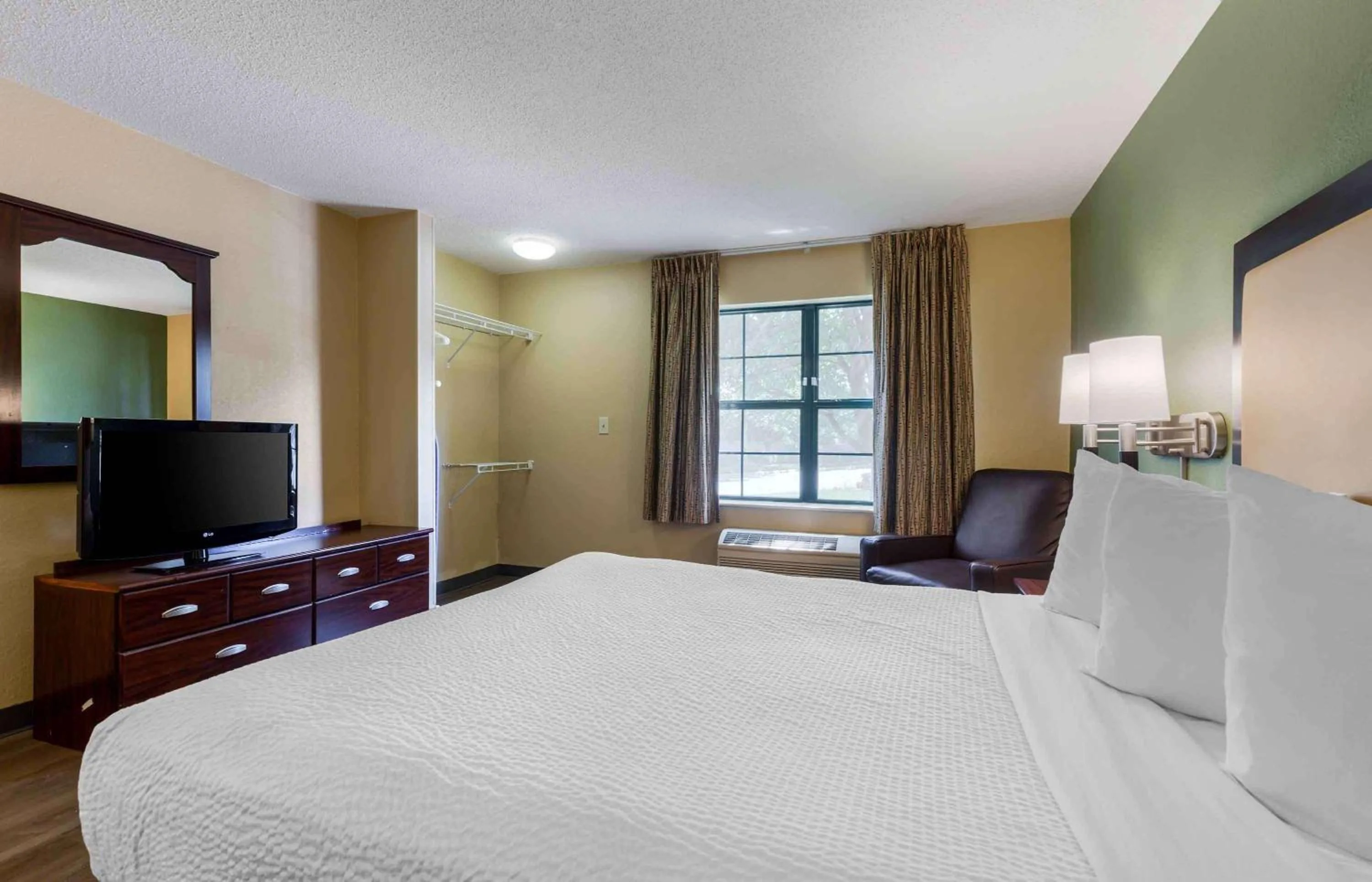 Bedroom, Bed in Extended Stay America Select Suites - Detroit - Novi - Haggerty Road
