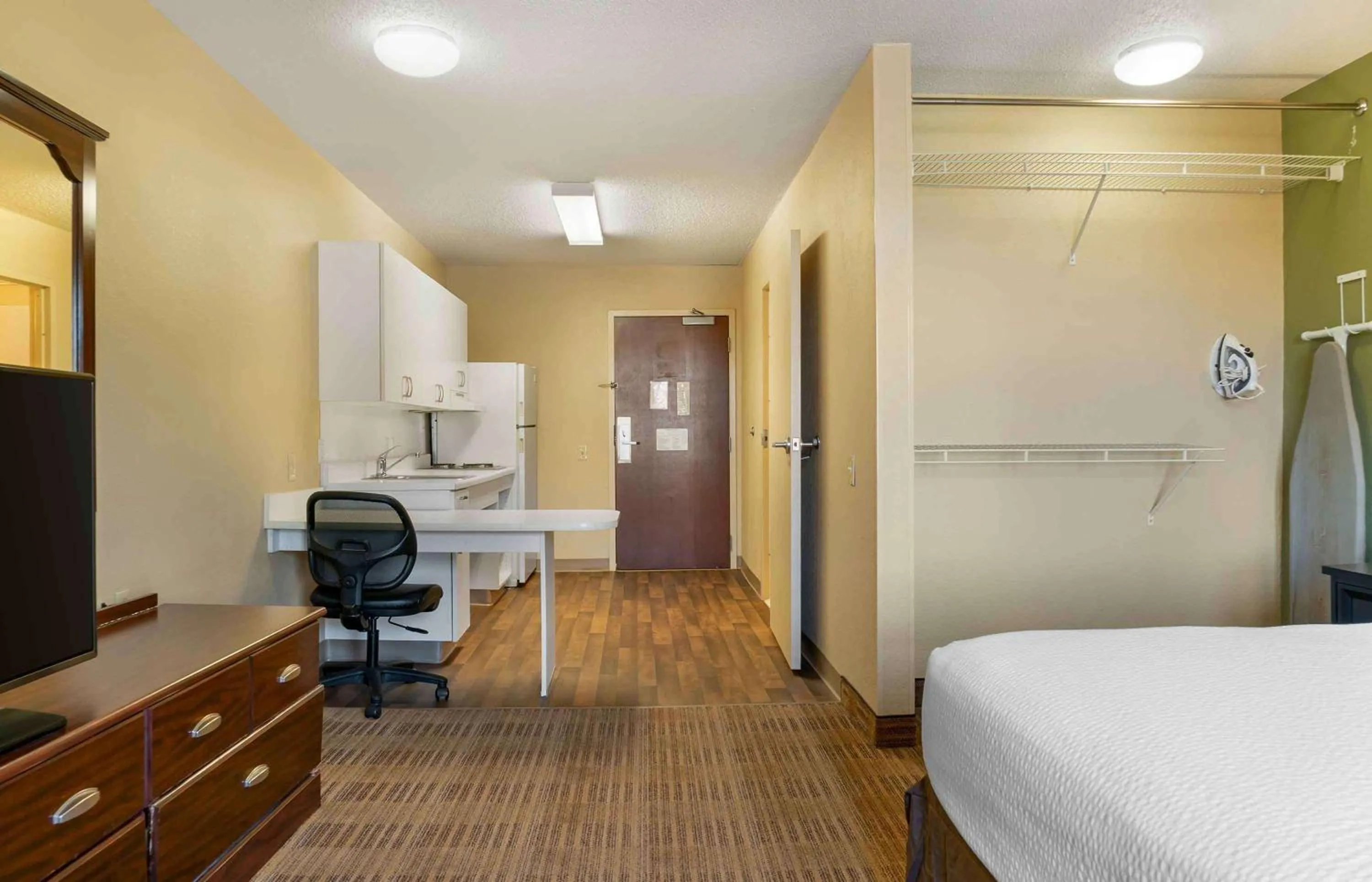 Bedroom, Bed in Extended Stay America Select Suites - Detroit - Novi - Haggerty Road
