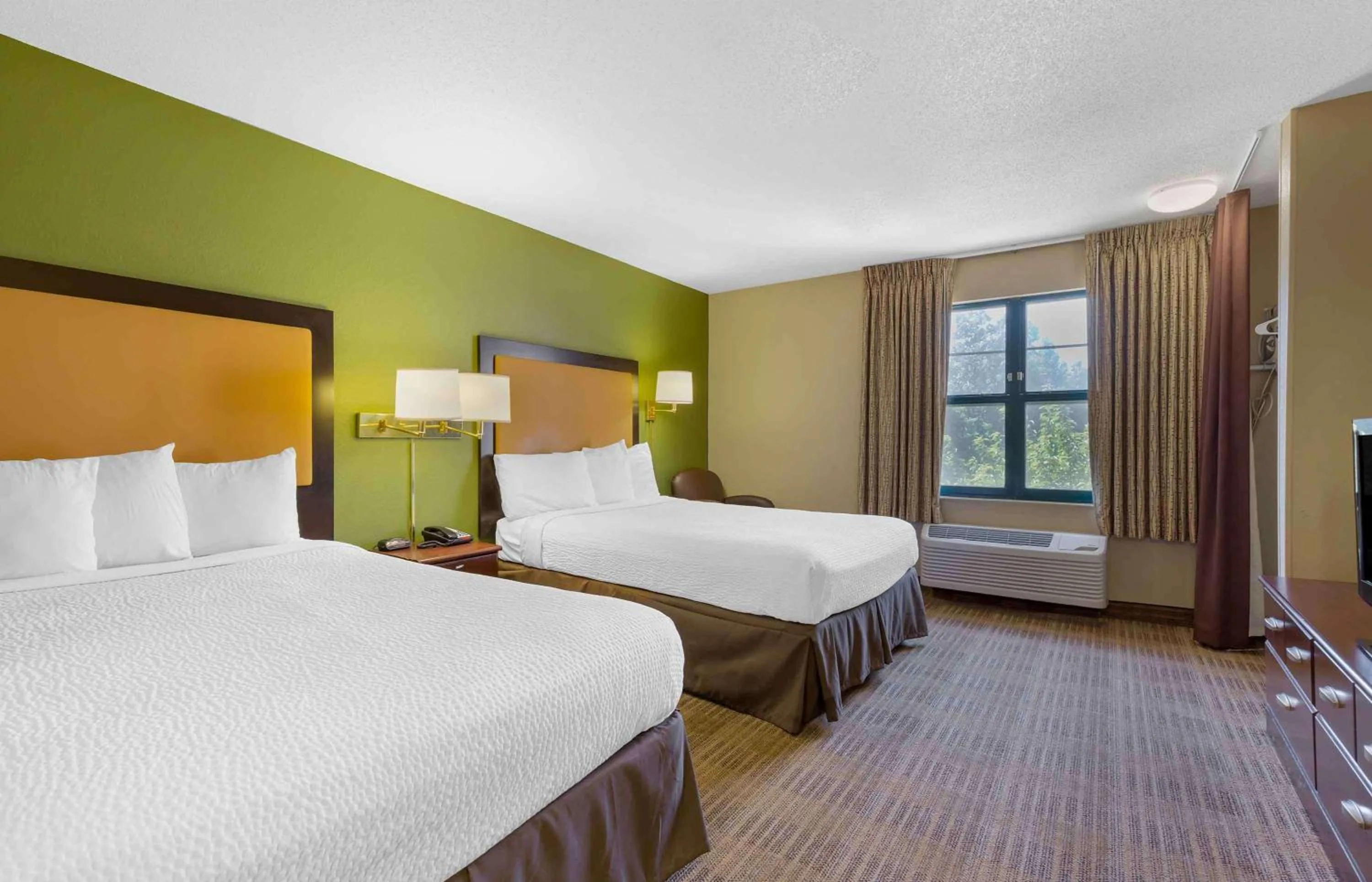 Bedroom, Bed in Extended Stay America Select Suites - Chicago - Rolling Meadows