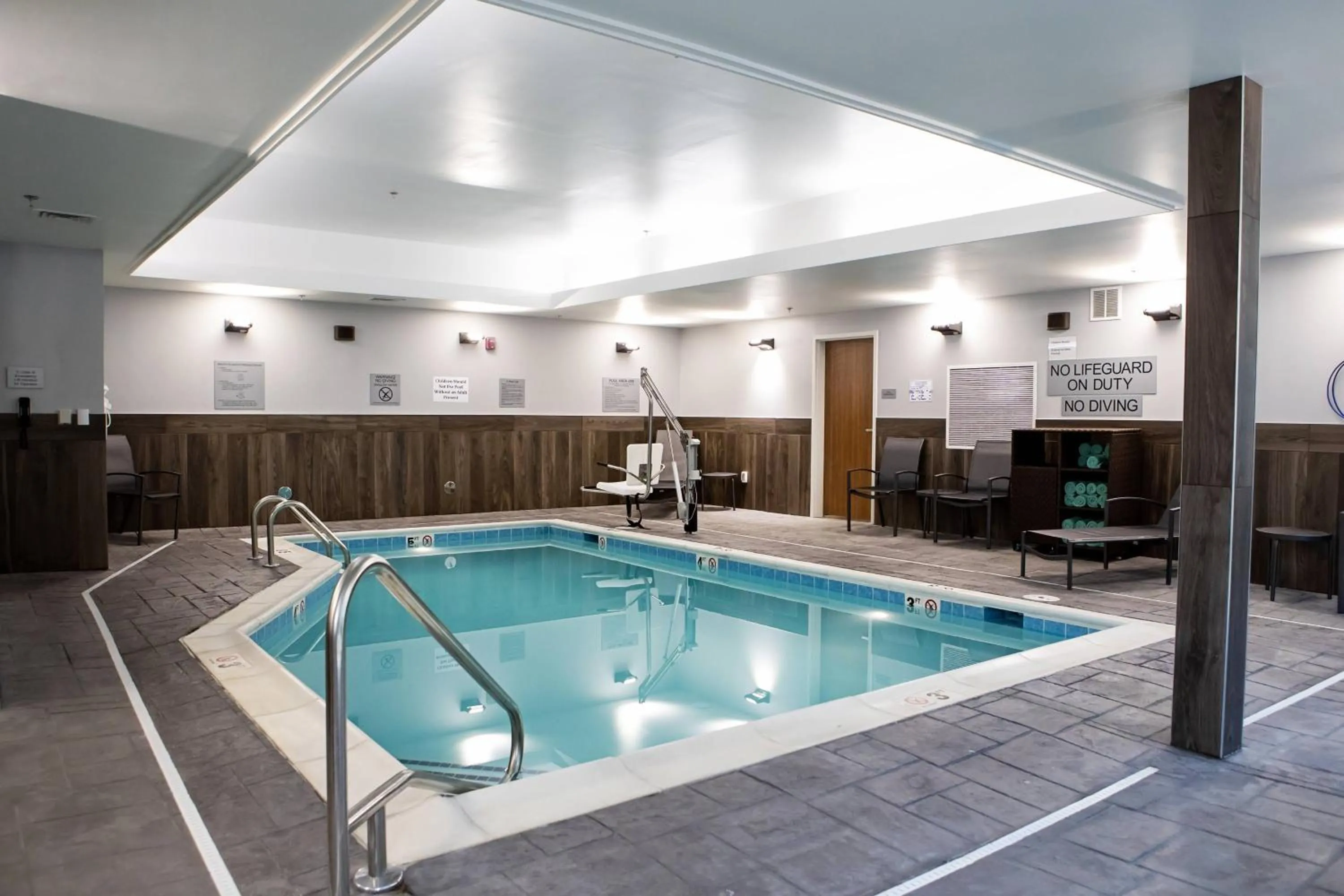 Swimming pool in Fairfield Inn & Suites by Marriott Richmond Airport