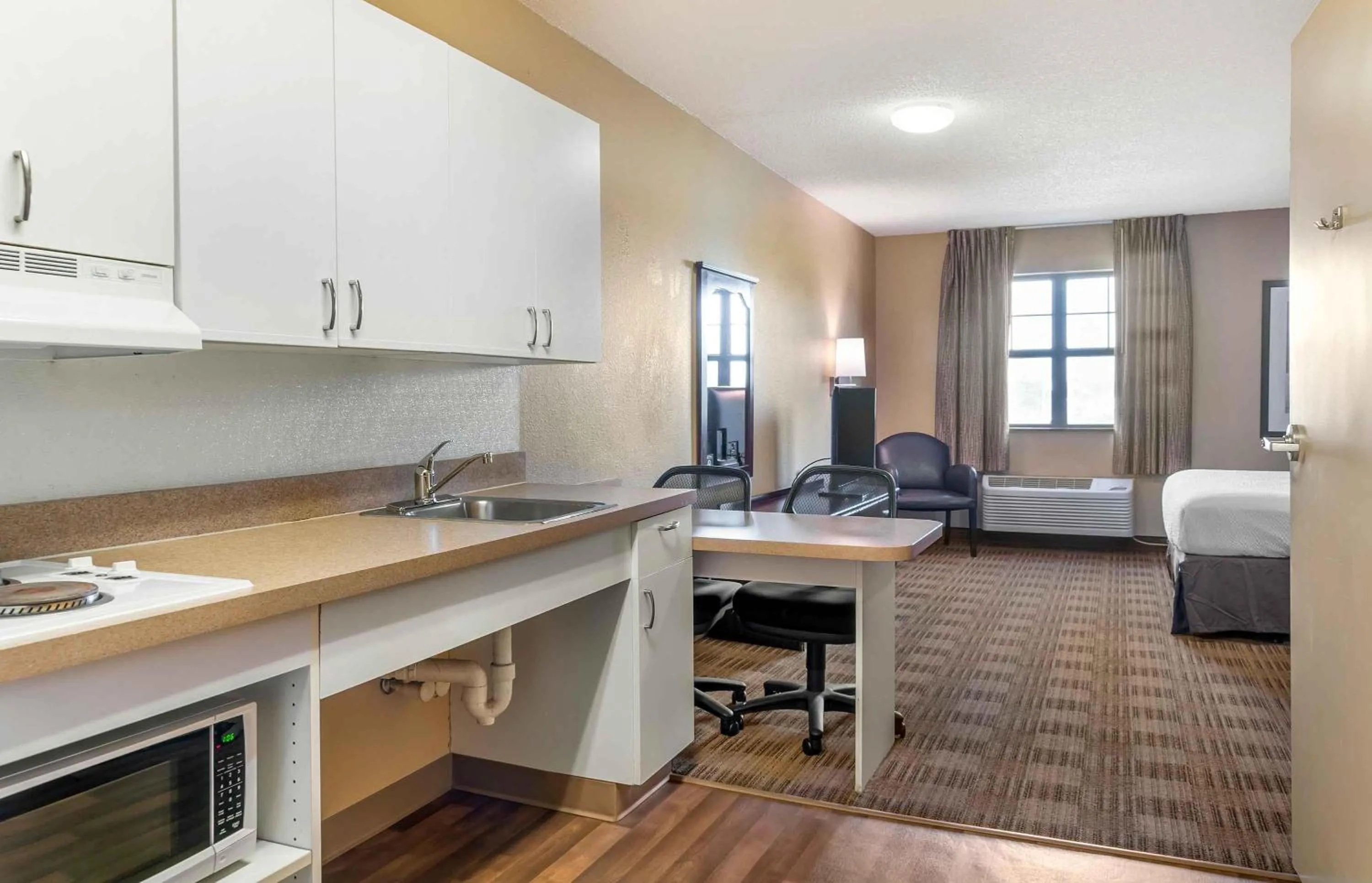 Bedroom, Bed in Extended Stay America Suites - Toledo - Holland