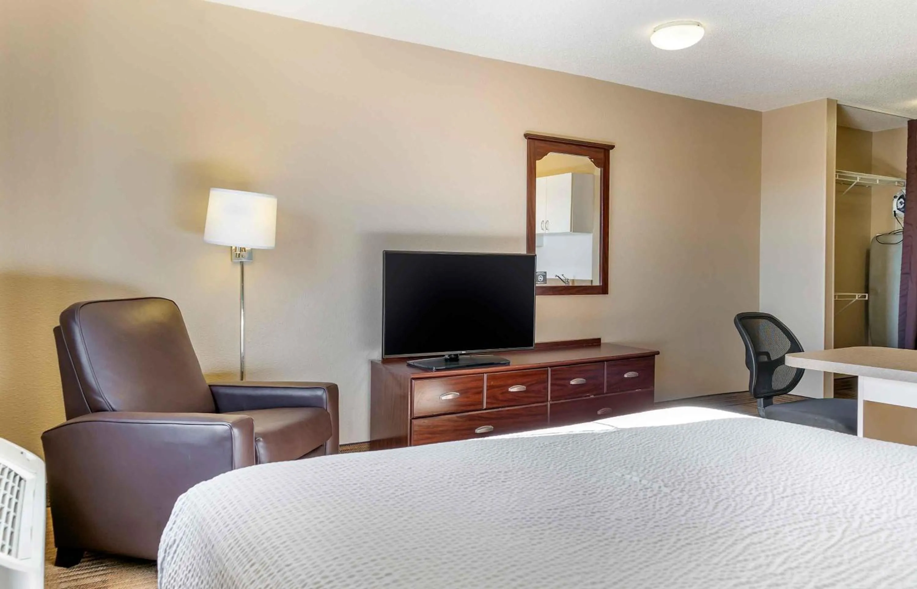 Bedroom, Bed in Extended Stay America Suites - Toledo - Holland