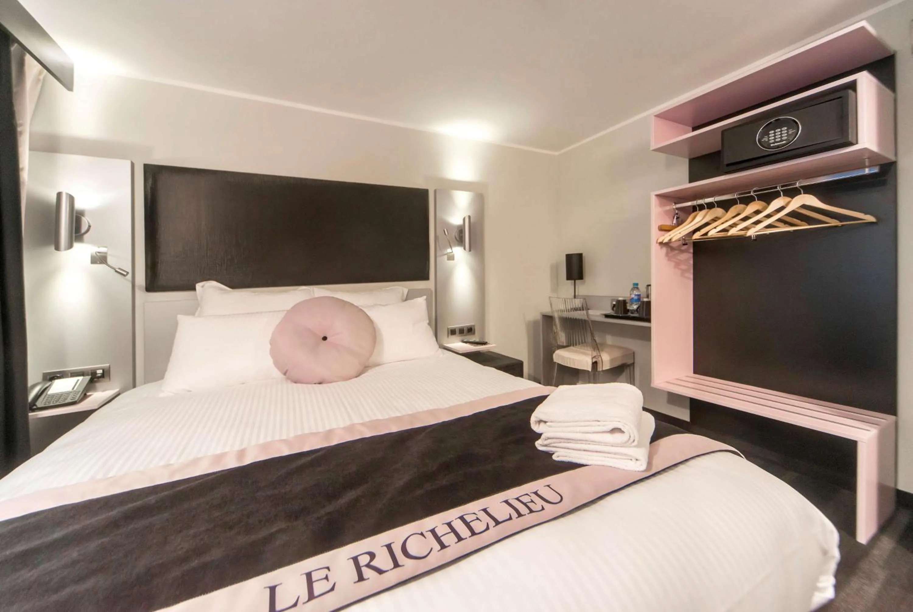 Photo of the whole room, Bed in Hôtel Boutique Richelieu, Lyon Gare Part-Dieu