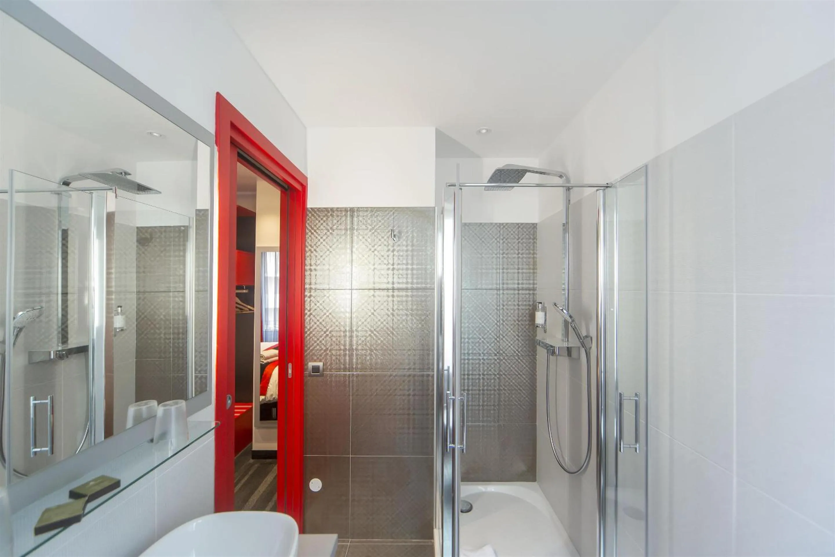 Shower in Hôtel Boutique Richelieu, Lyon Gare Part-Dieu