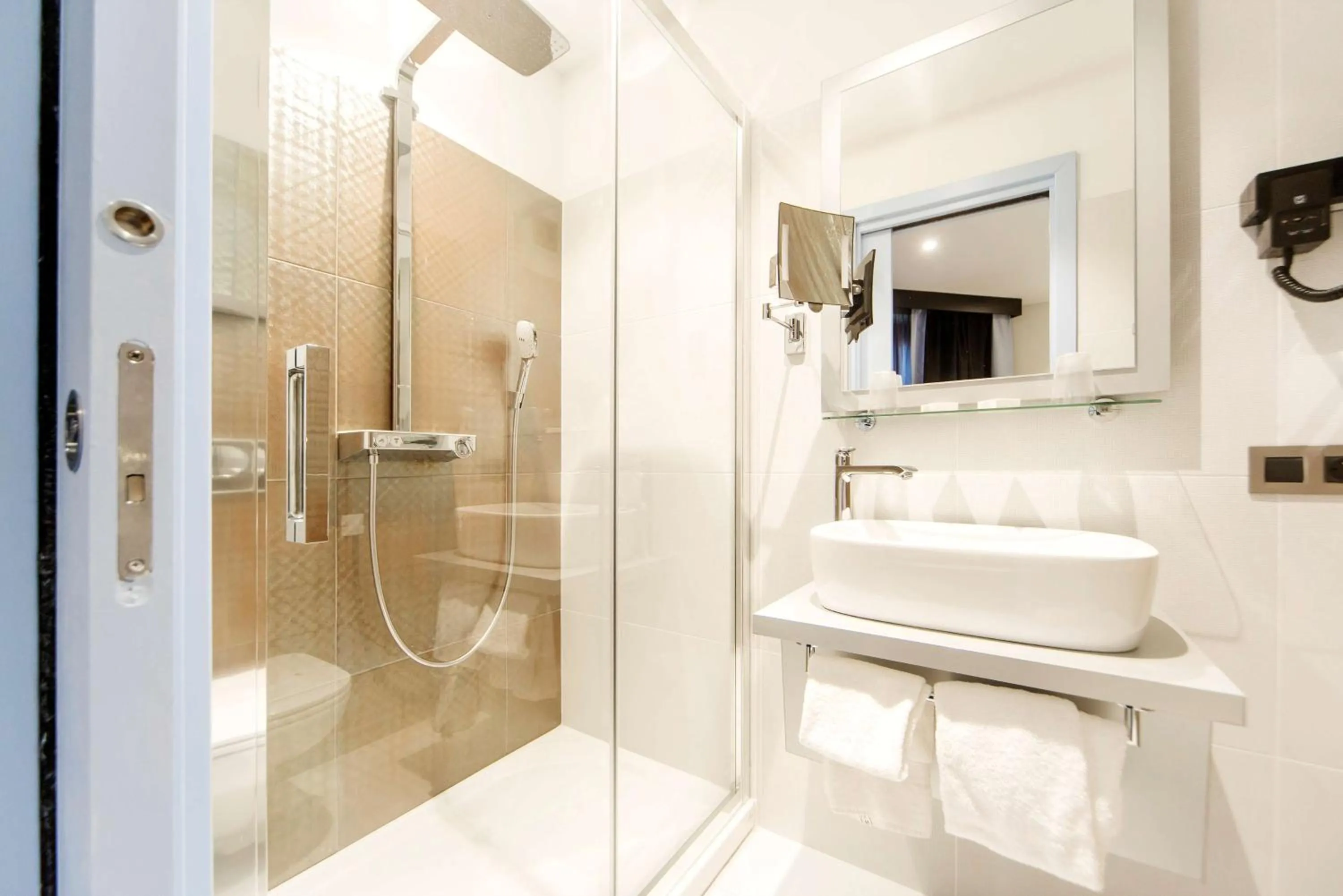 Photo of the whole room in Hôtel Boutique Richelieu, Lyon Gare Part-Dieu