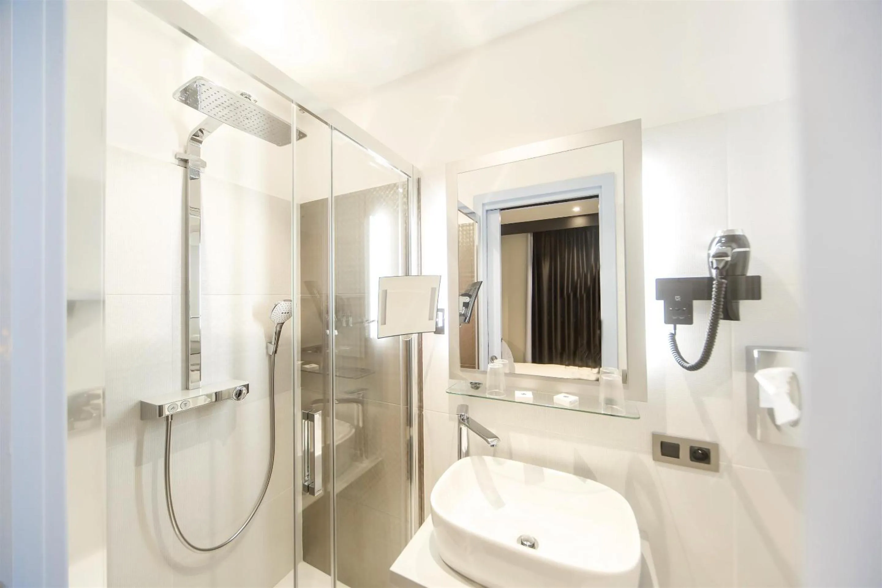 Shower in Hôtel Boutique Richelieu, Lyon Gare Part-Dieu