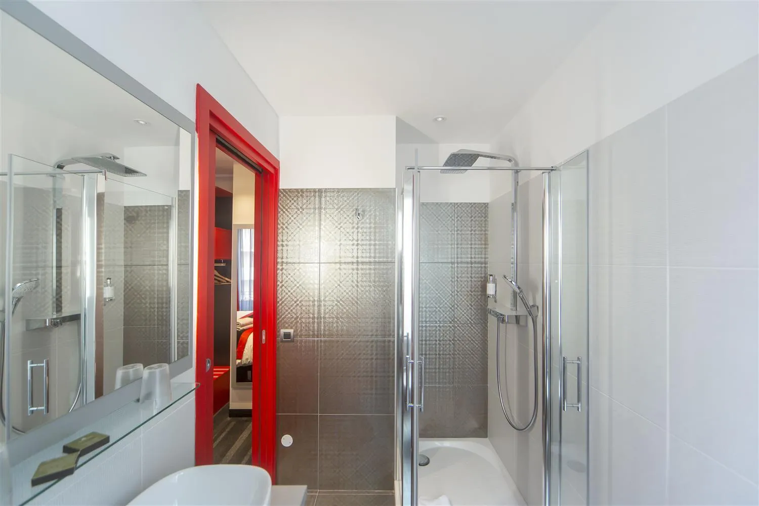 Shower in Hôtel Boutique Richelieu, Lyon Gare Part-Dieu