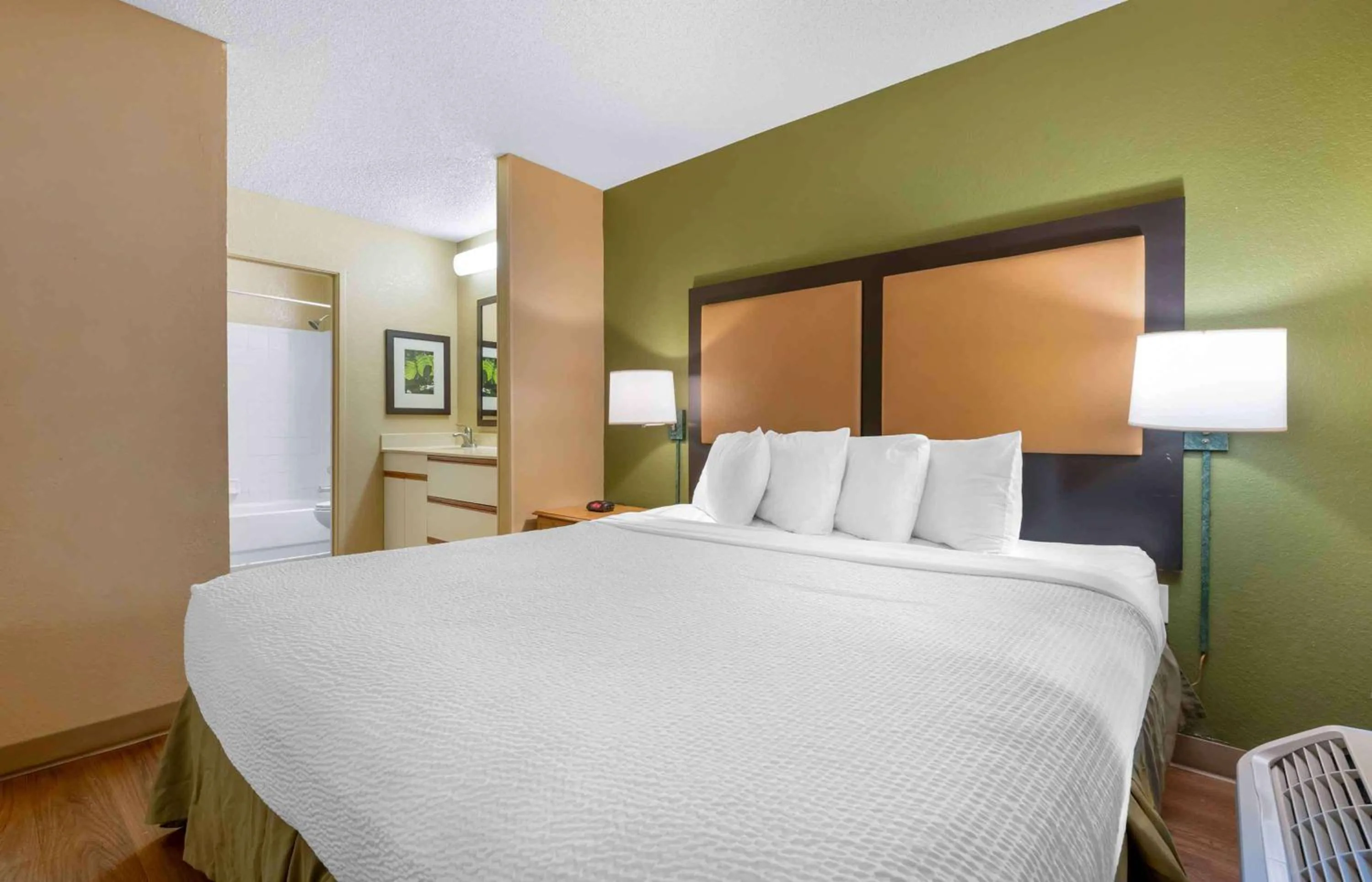 Bedroom, Bed in Extended Stay America Select Suites - Jacksonville - Baymeadows