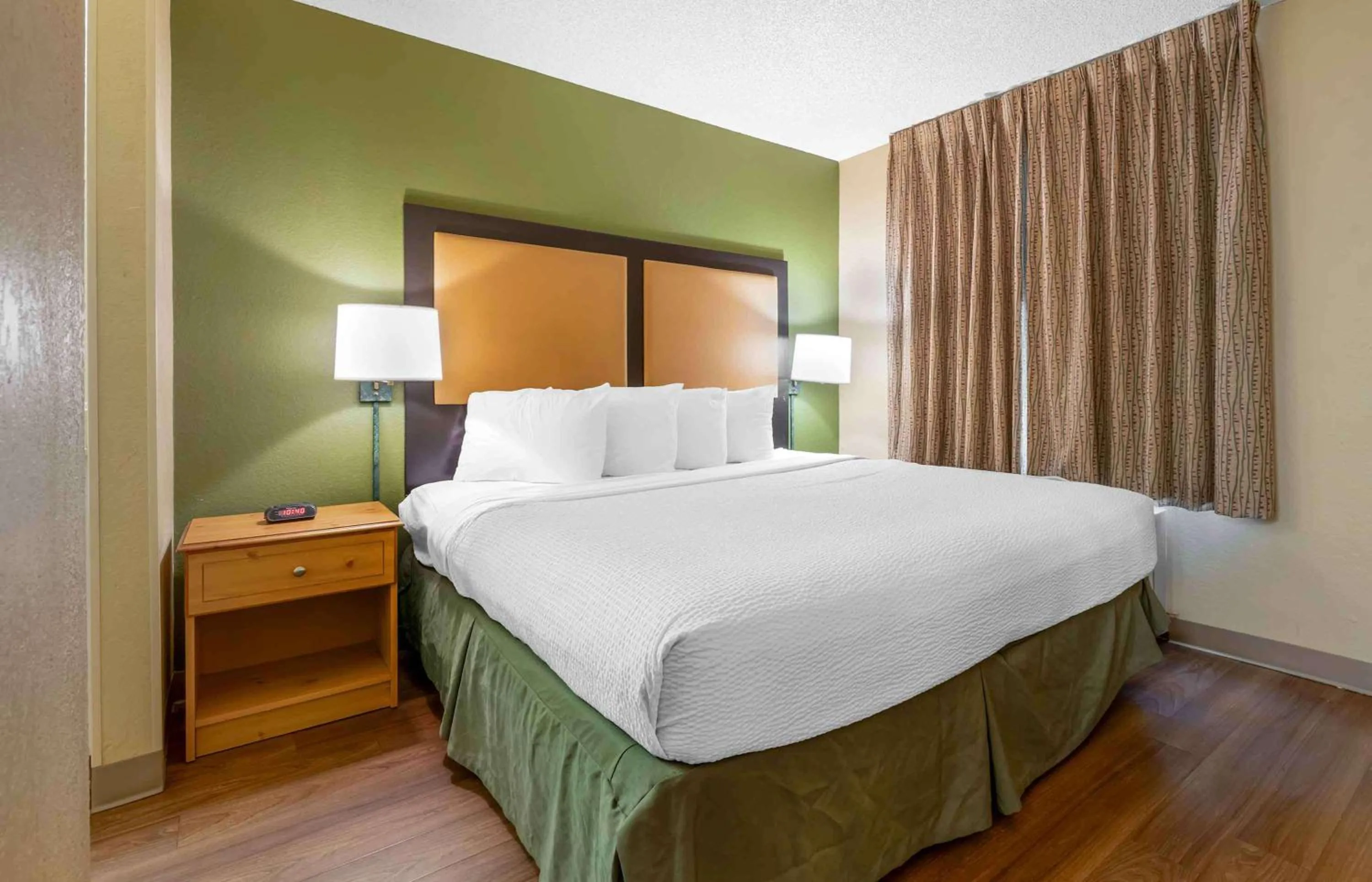 Bedroom, Bed in Extended Stay America Select Suites - Jacksonville - Baymeadows