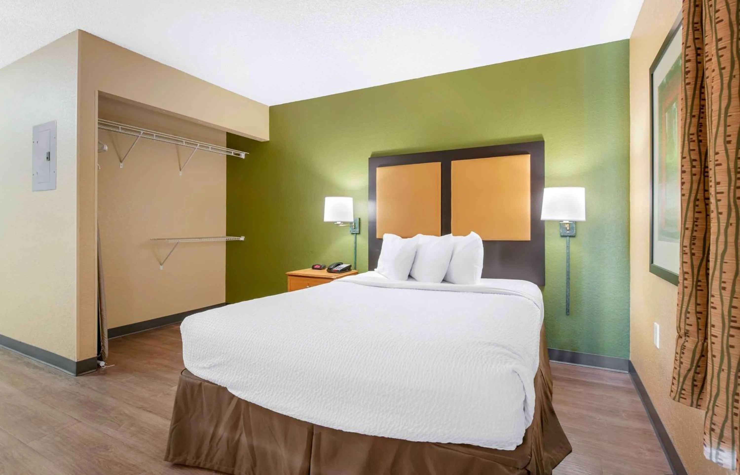 Bedroom, Bed in Extended Stay America Select Suites - Jacksonville - Baymeadows