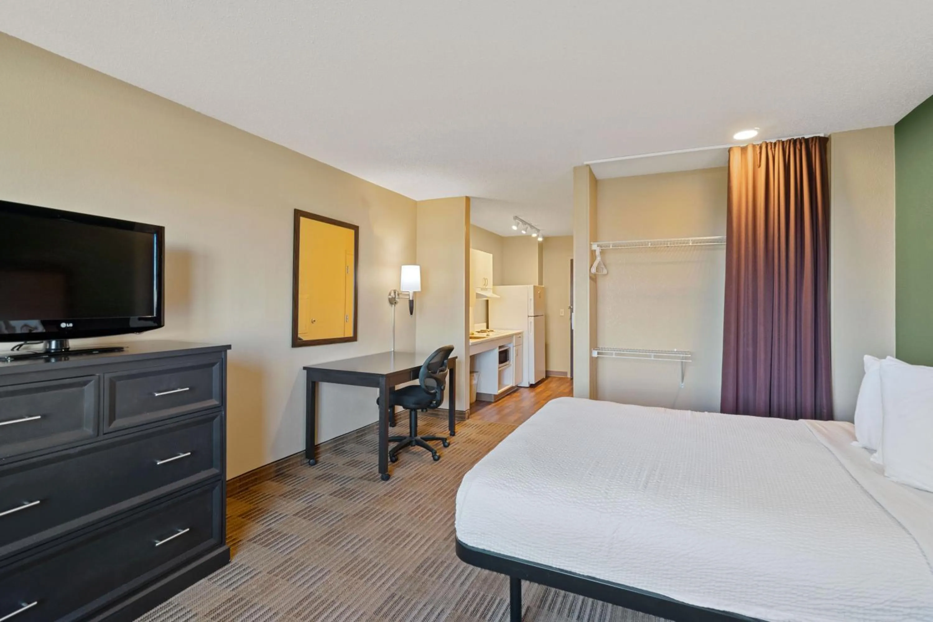 Bed in Extended Stay America Suites - Washington, DC - Springfield