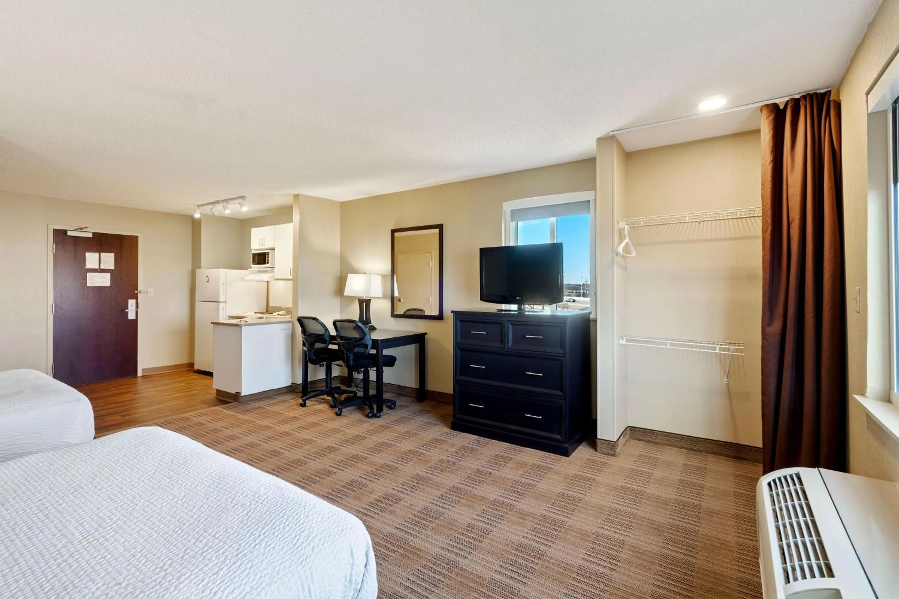 Bed in Extended Stay America Suites - Washington, DC - Springfield