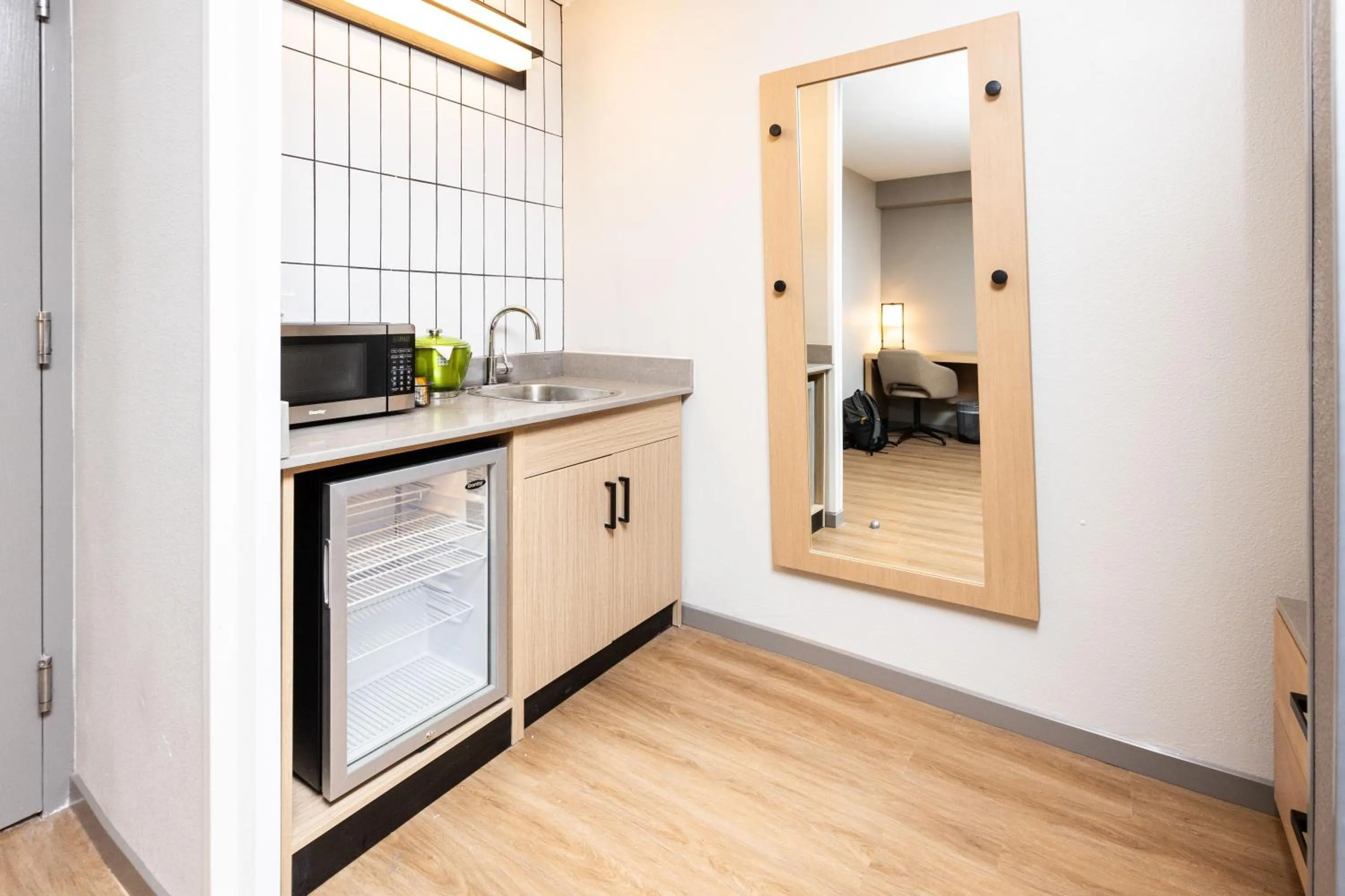 microwave in Hyatt Place Charlotte Arrowood