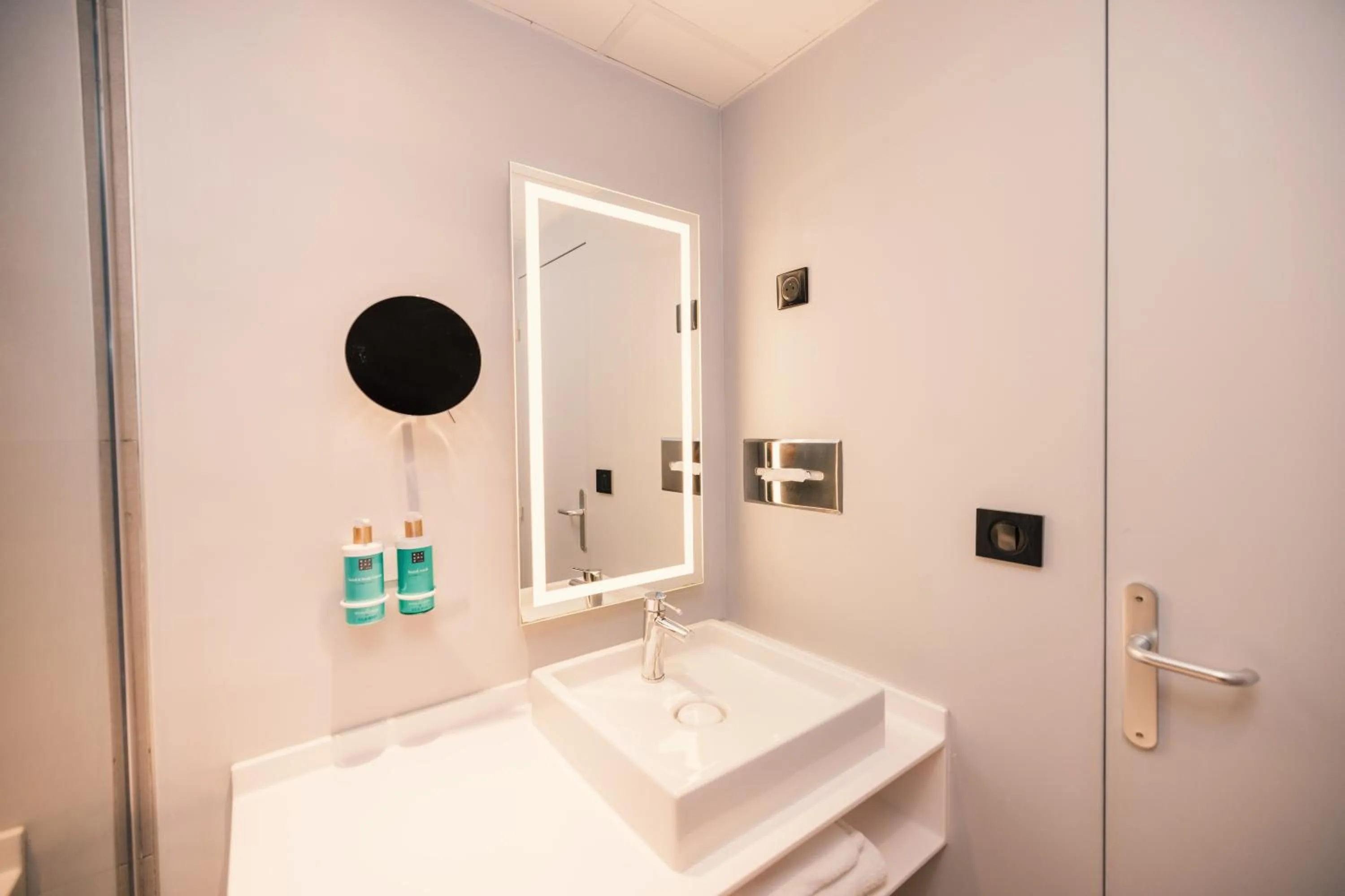 Bathroom in Novotel Le Havre Centre Gare