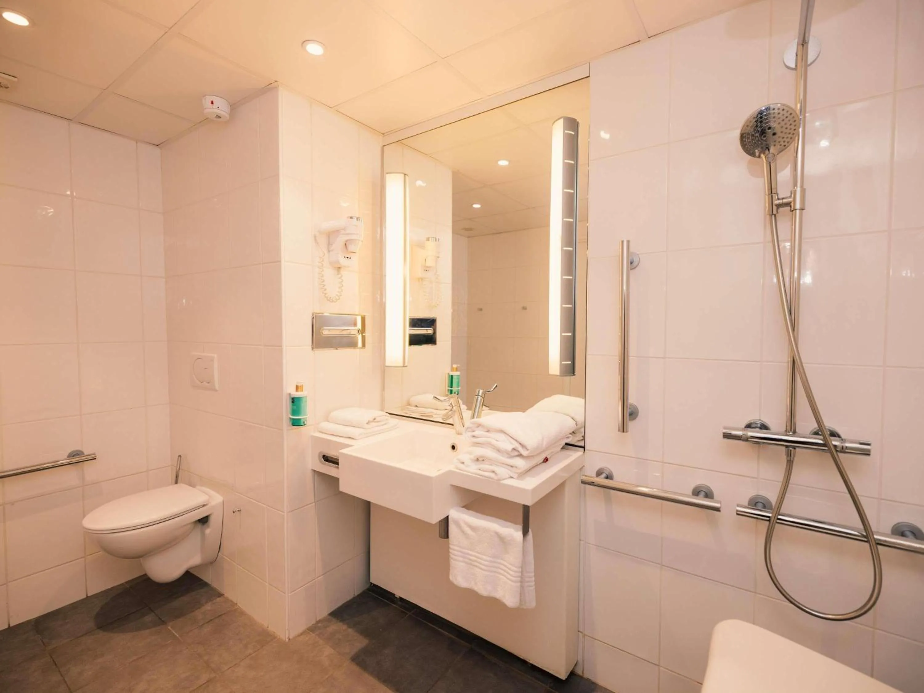 Bedroom in Novotel Le Havre Centre Gare