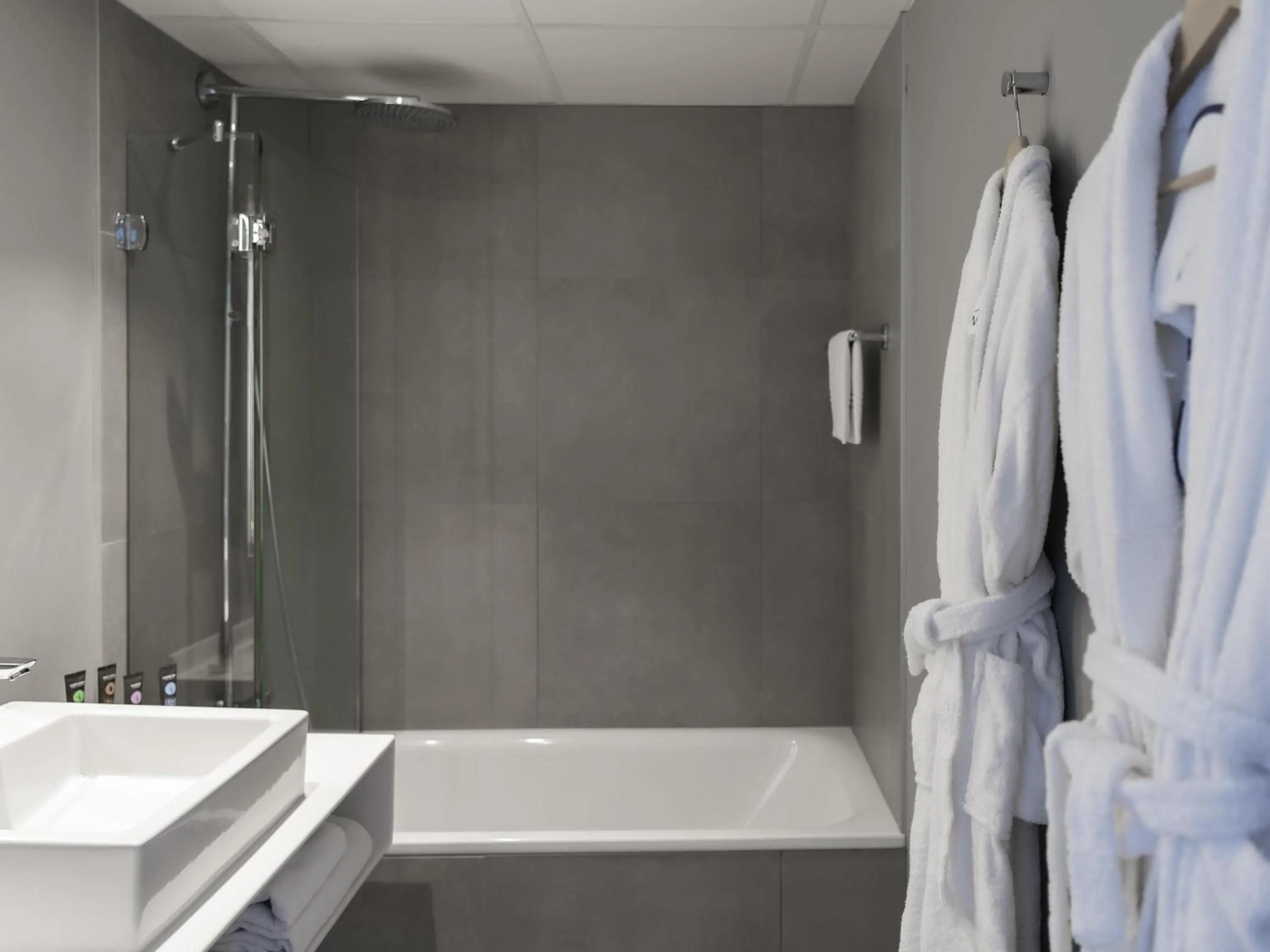 Bedroom in Novotel Le Havre Centre Gare