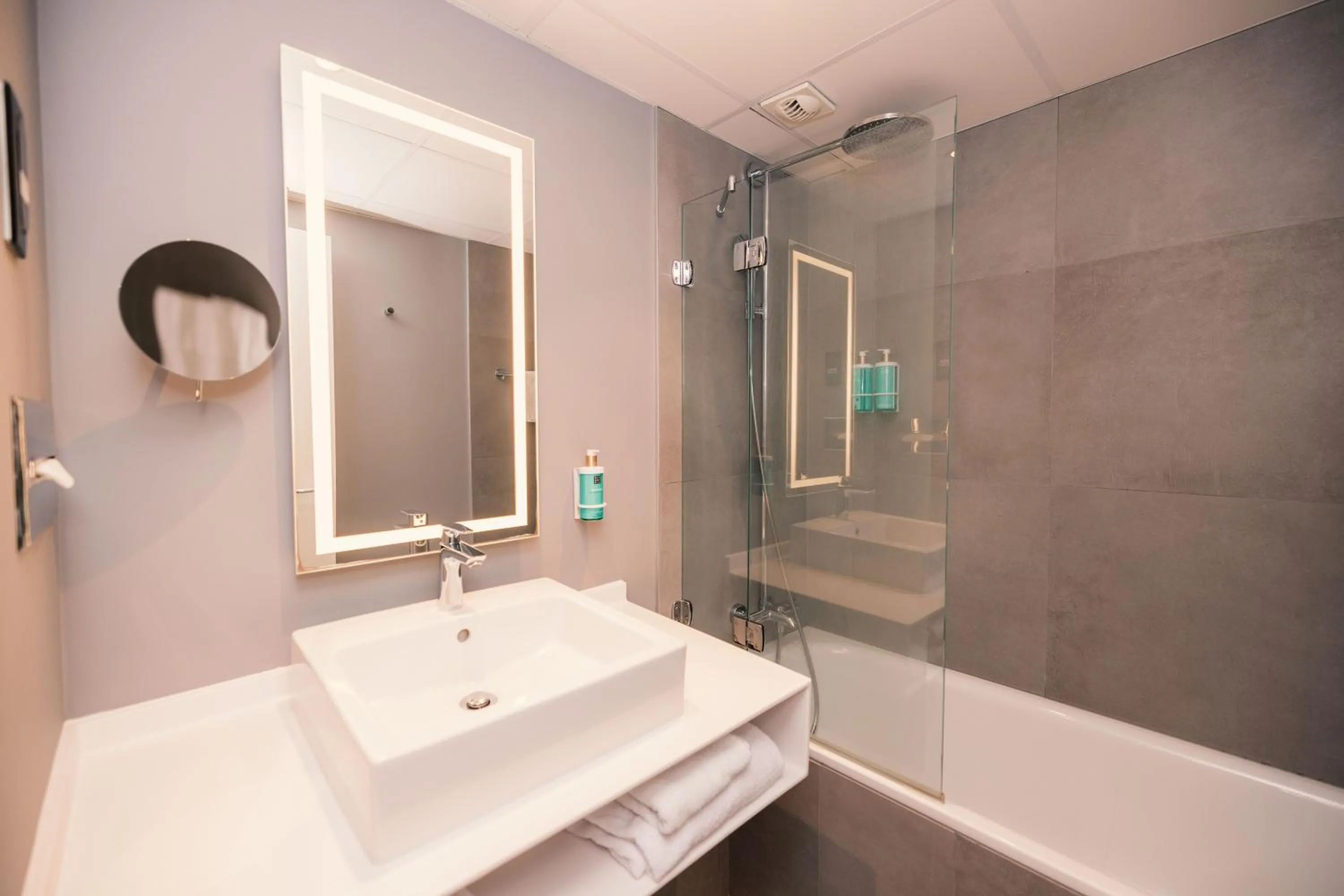 Bathroom in Novotel Le Havre Centre Gare