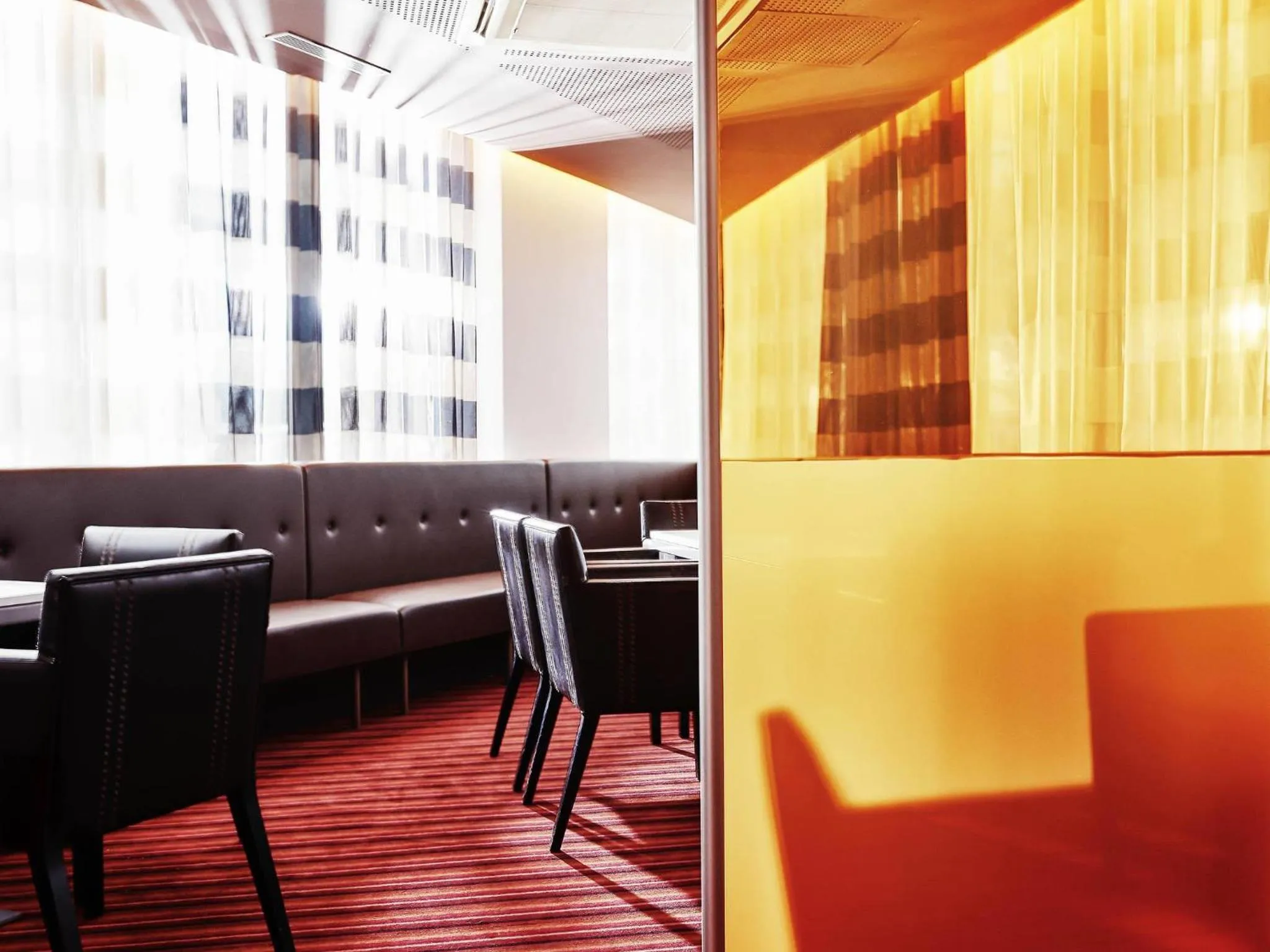 Lounge or bar in Novotel Le Havre Centre Gare