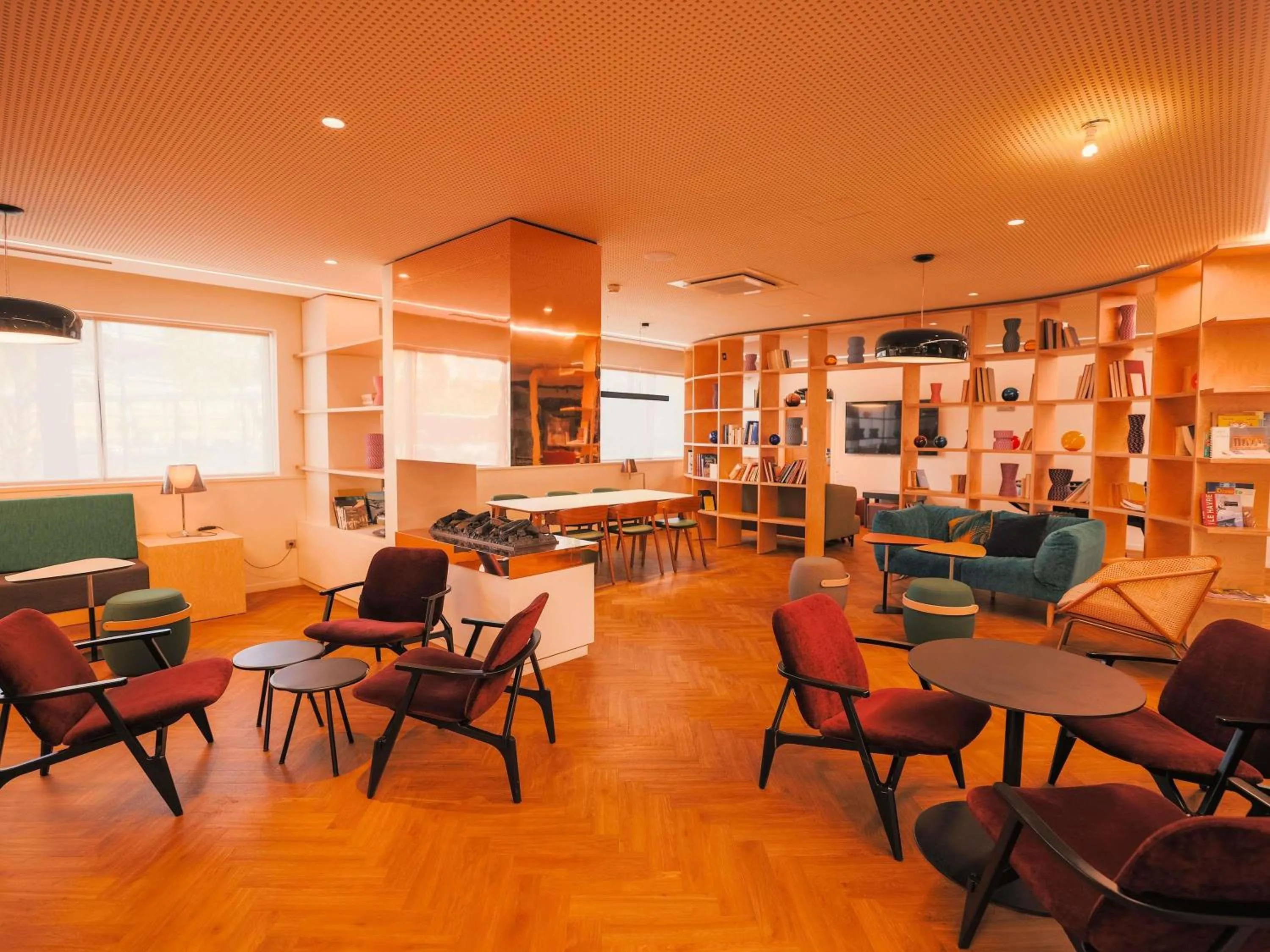 Lounge or bar in Novotel Le Havre Centre Gare