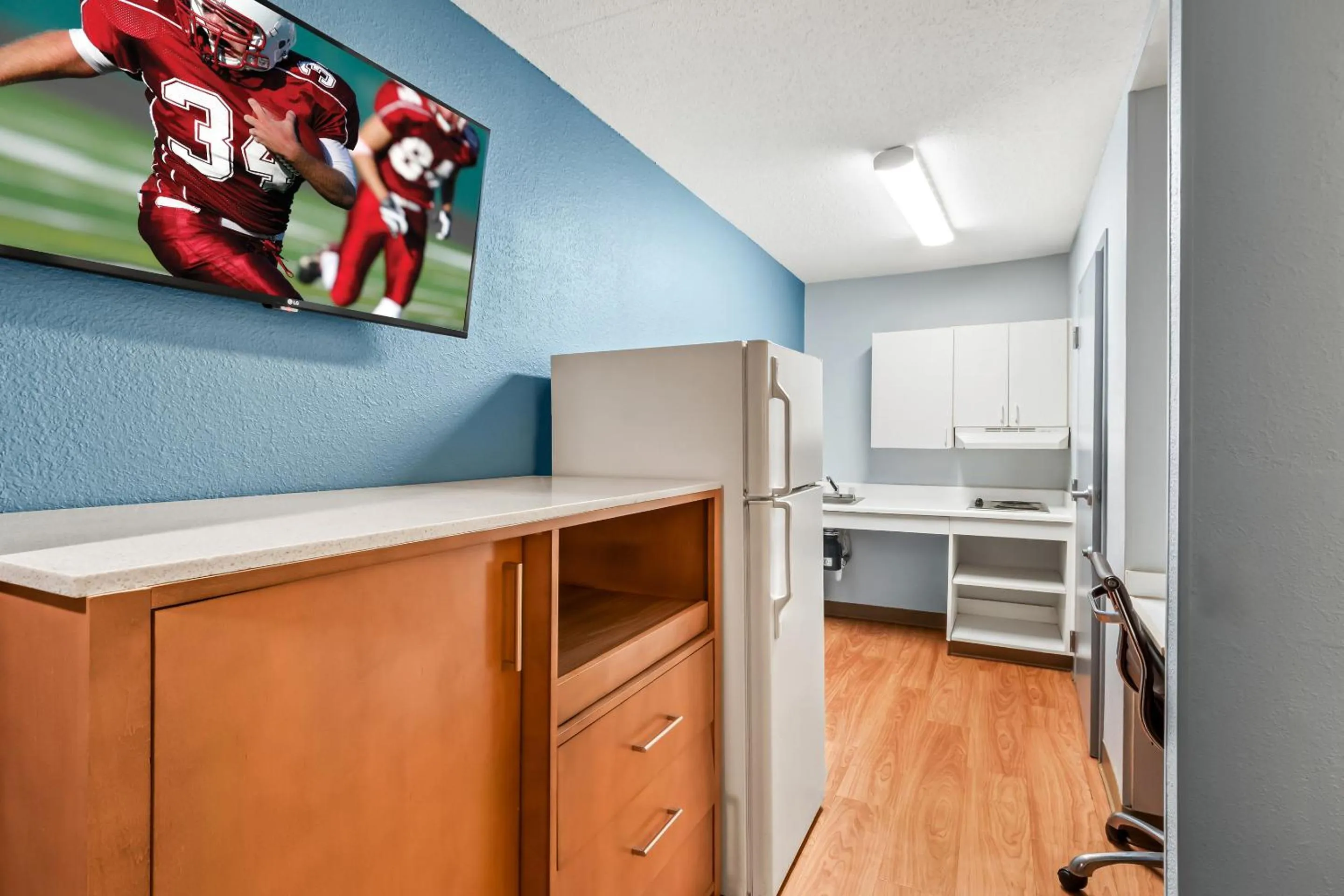 Kitchen or kitchenette, Bed in HomeTowne Studios by Red Roof Detroit - Livonia