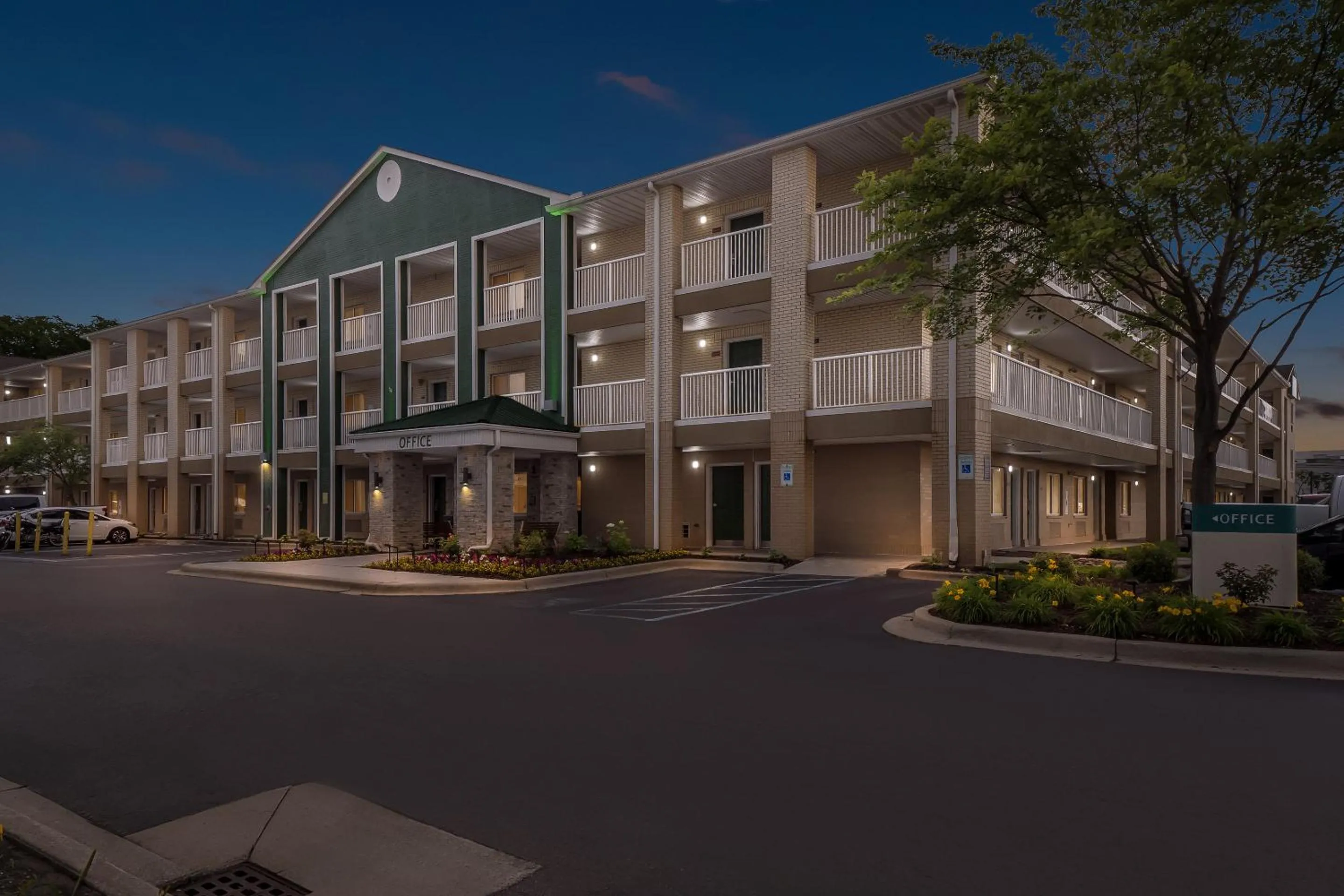 Facade/entrance in HomeTowne Studios by Red Roof Detroit - Livonia