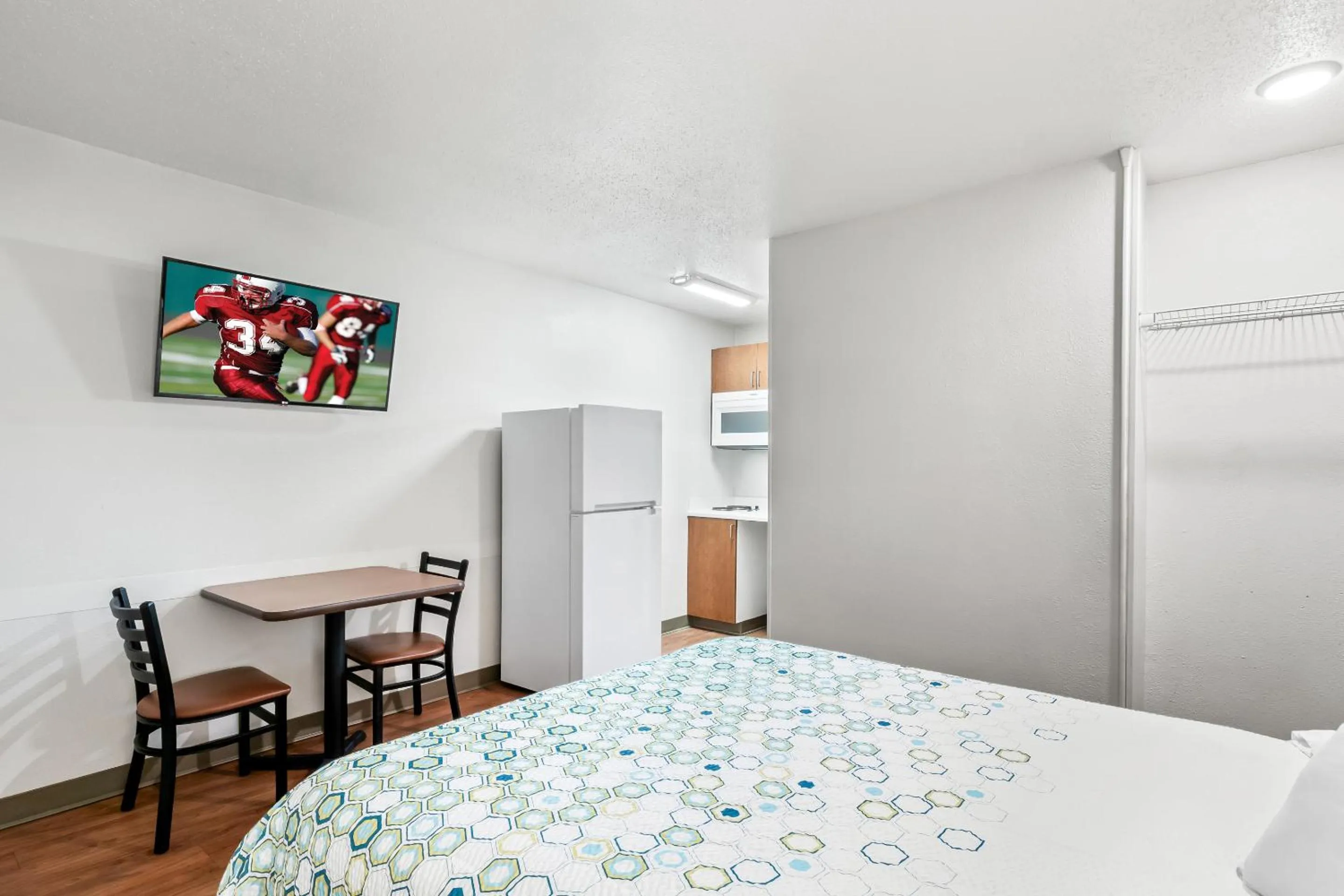 Photo of the whole room, Bed in HomeTowne Studios by Red Roof Detroit - Livonia