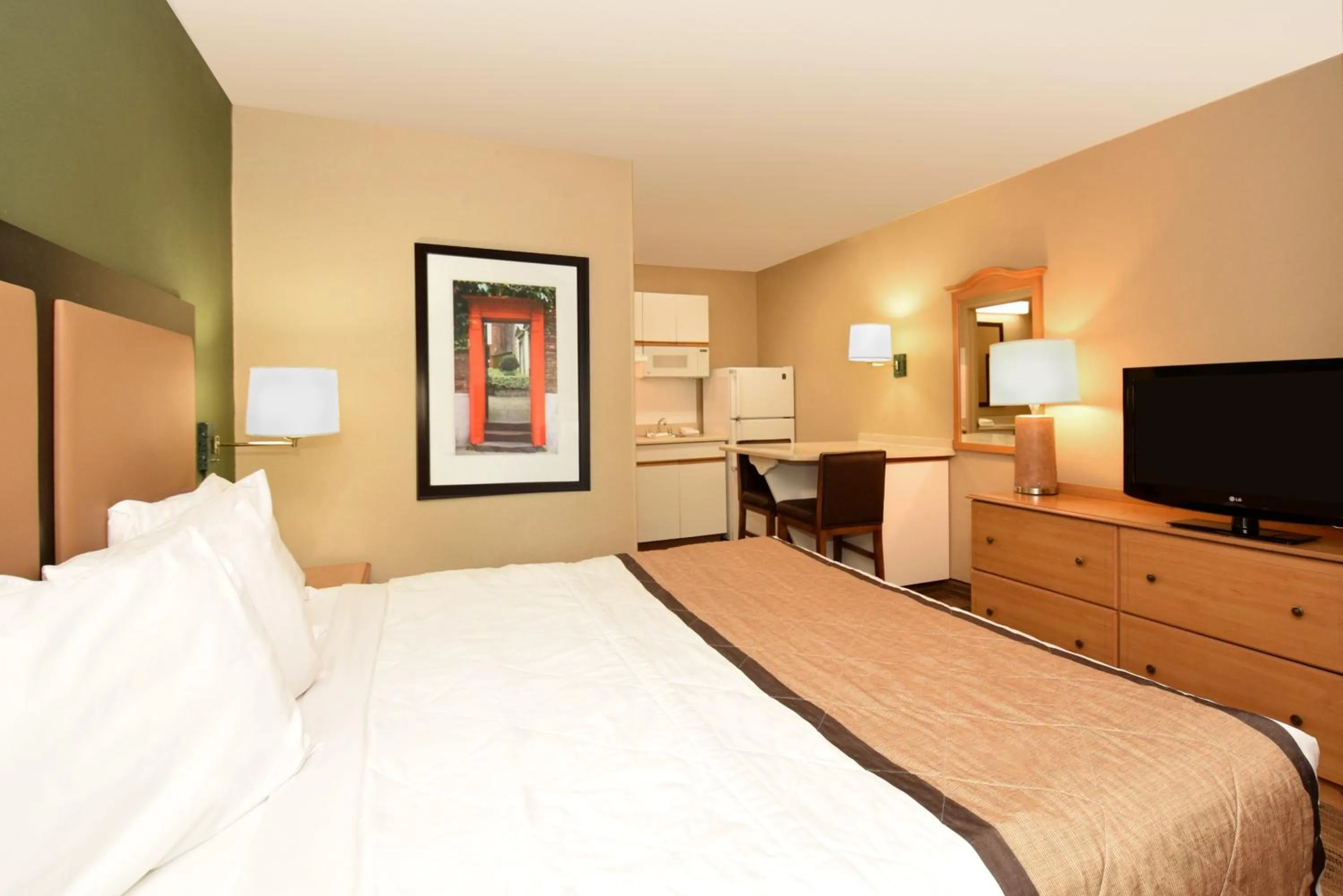 Bed, TV/Entertainment Center in Extended Stay America Select Suites - Durham - University - Ivy Creek Blvd