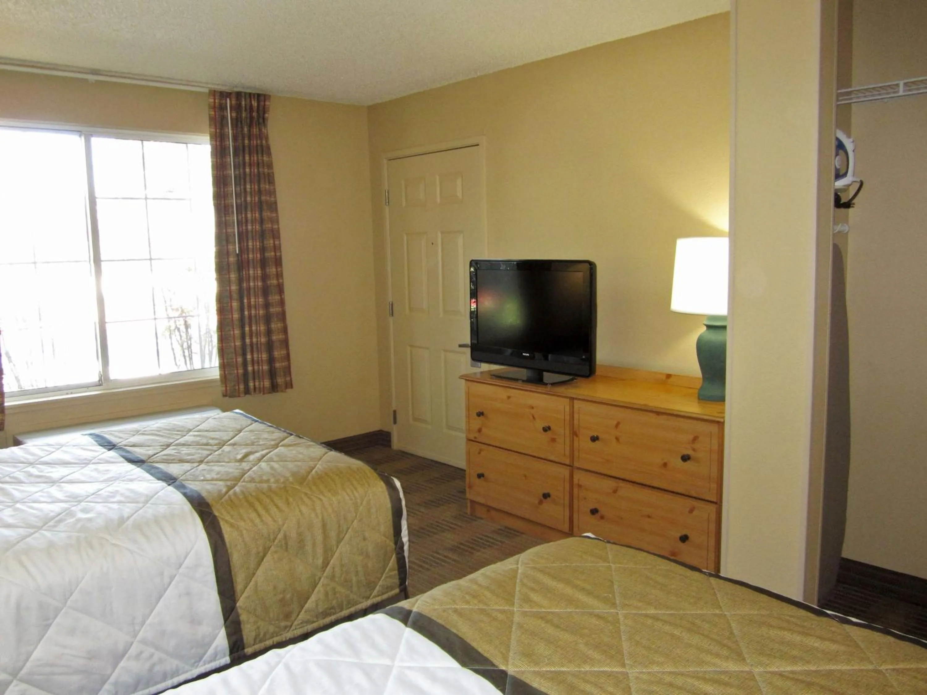 Bedroom, TV/Entertainment Center in Extended Stay America Select Suites - Durham - University - Ivy Creek Blvd