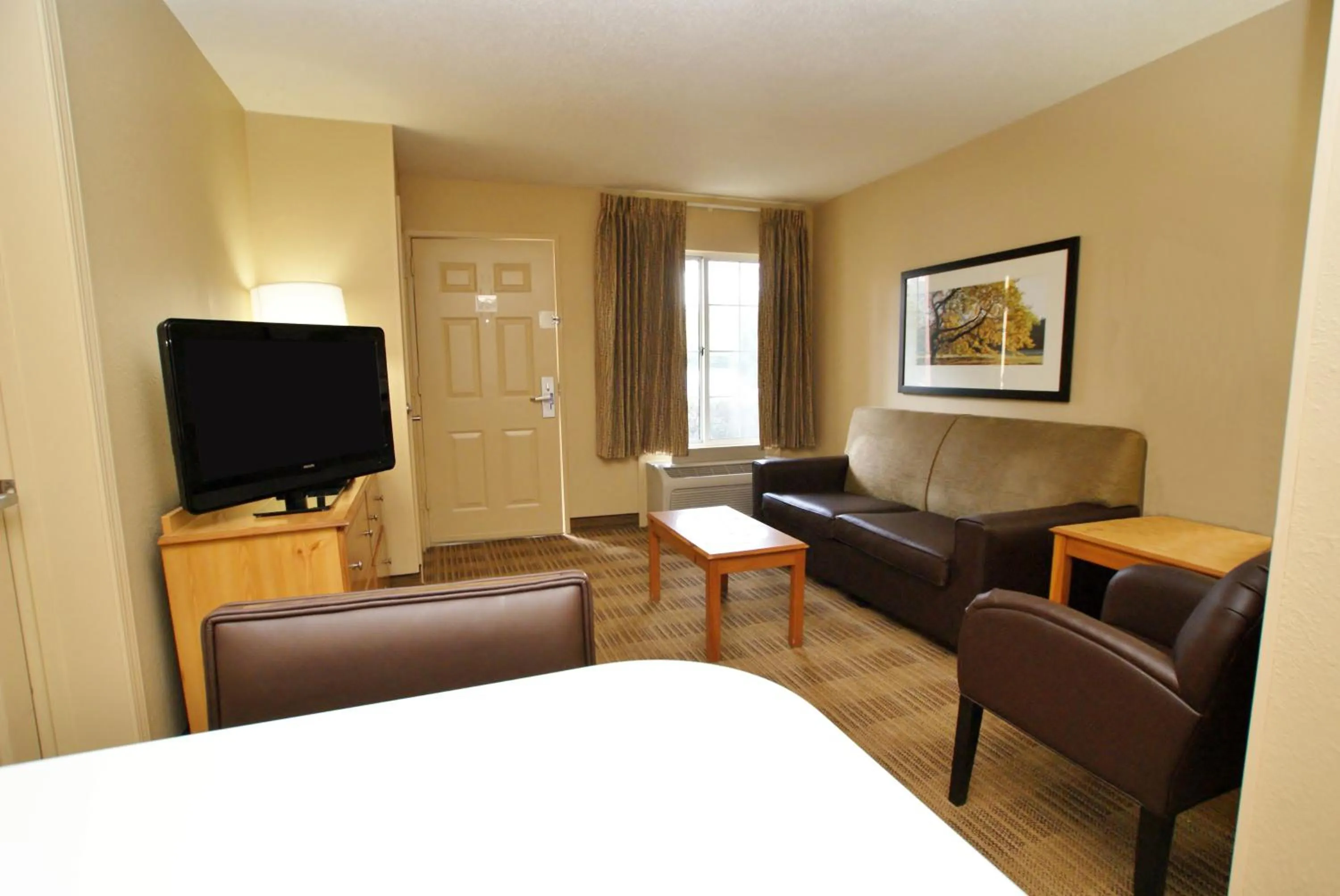 Living room, TV/Entertainment Center in Extended Stay America Select Suites - Durham - University - Ivy Creek Blvd