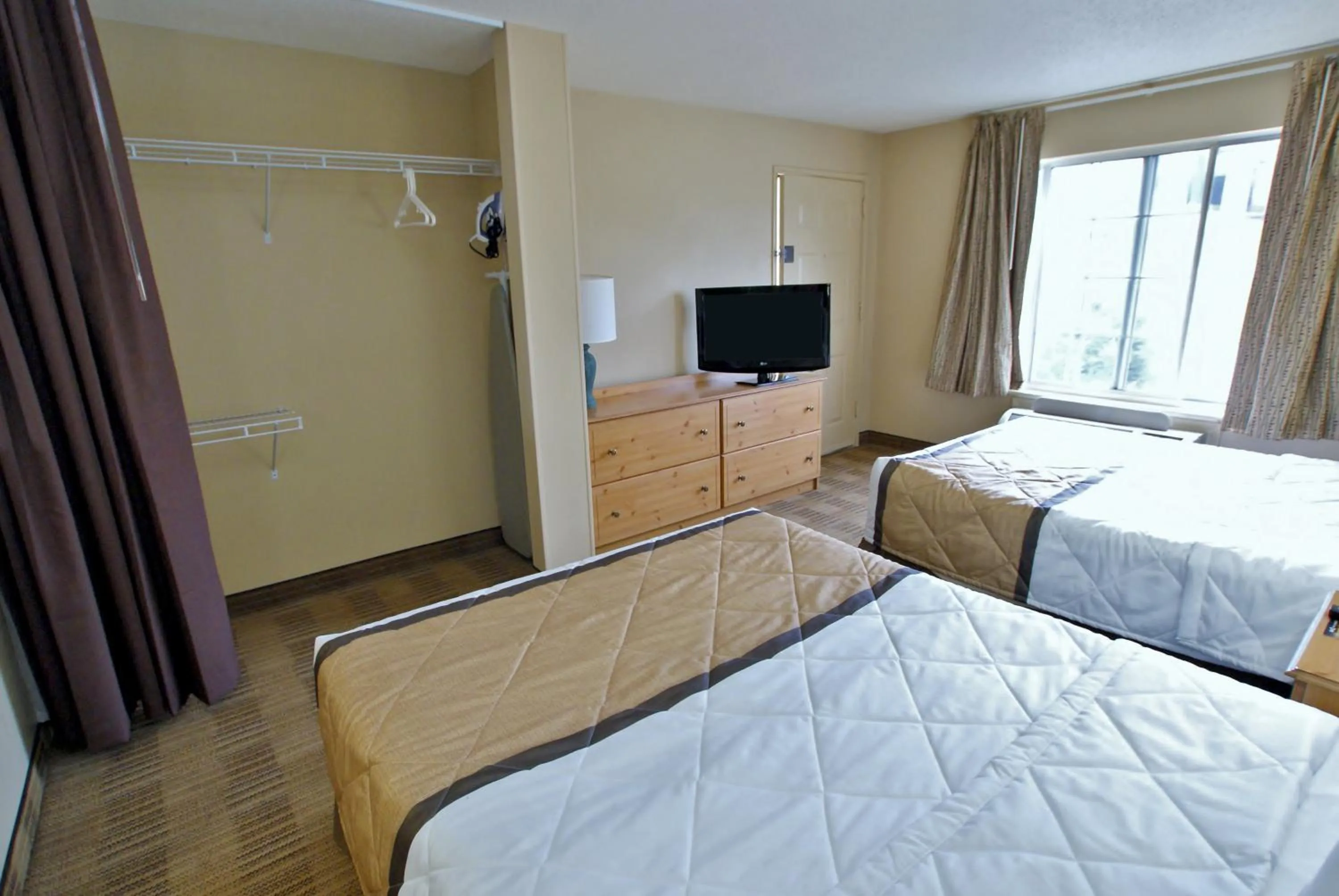 Bed, TV/Entertainment Center in Extended Stay America Select Suites - Durham - University - Ivy Creek Blvd
