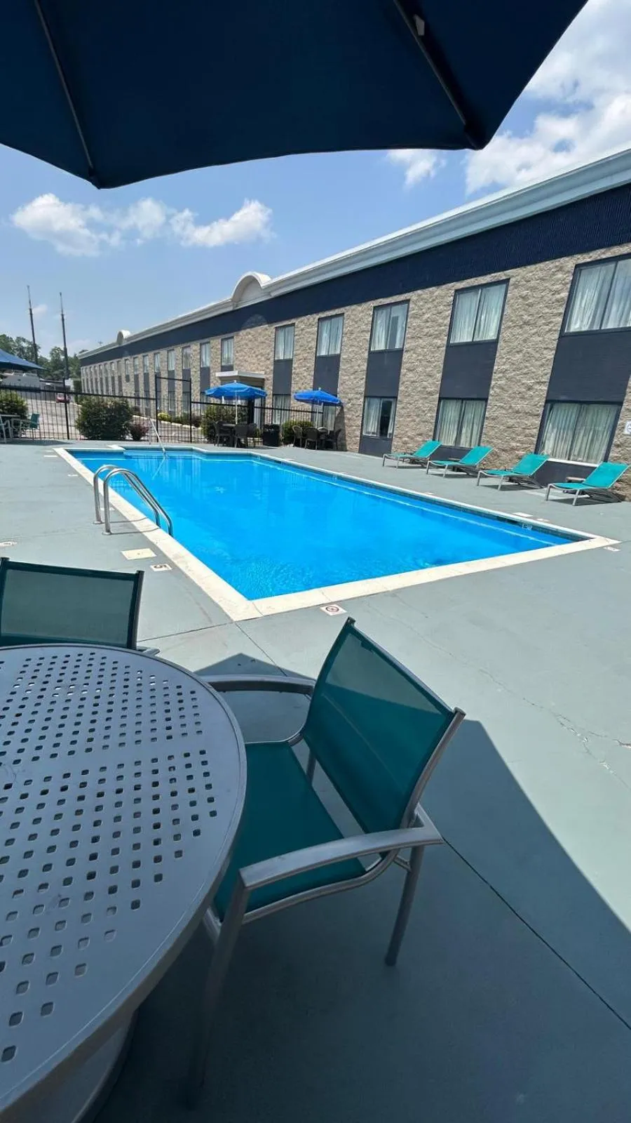 Swimming pool in Rodeway Inn