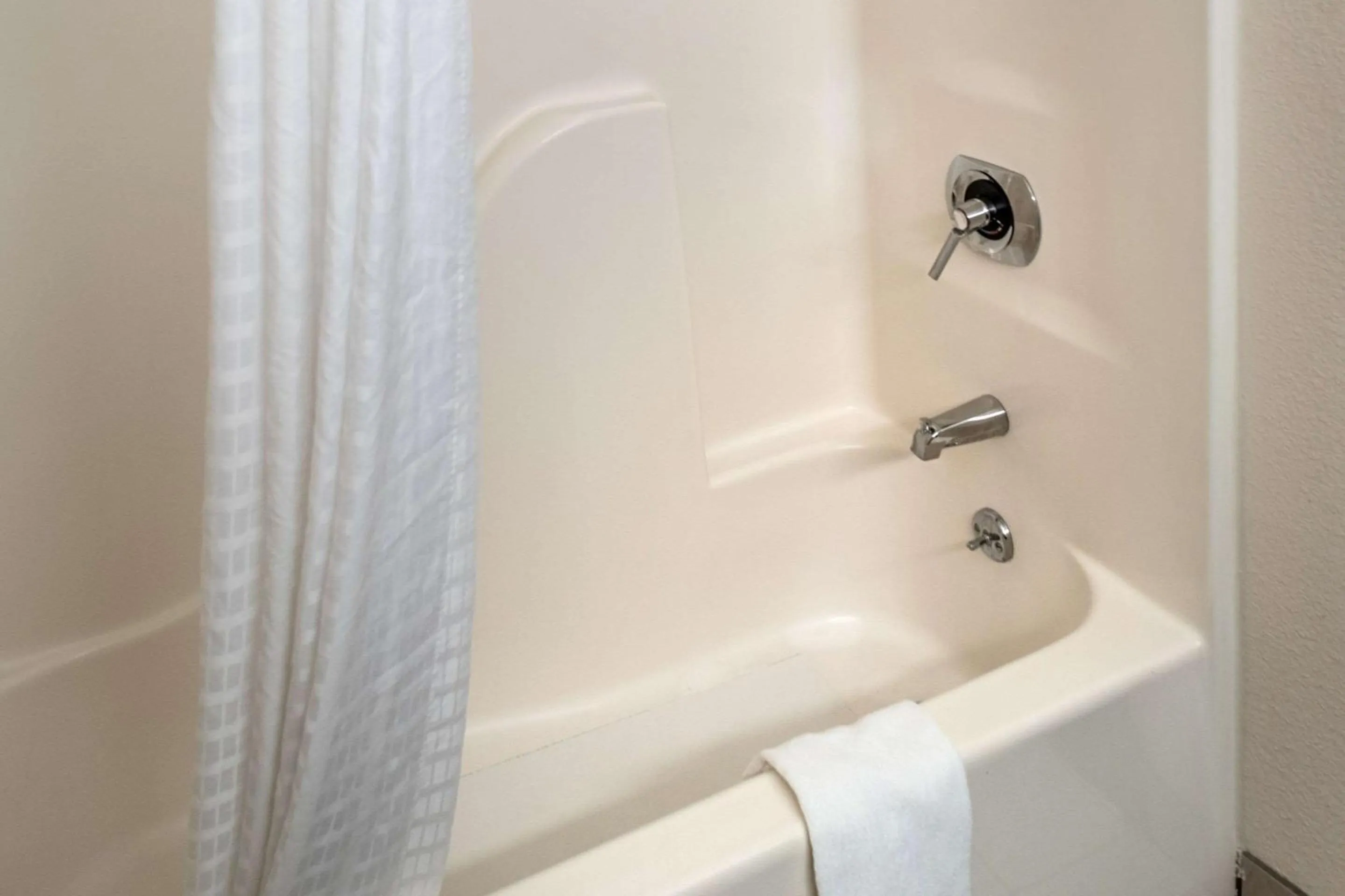 Bedroom in Best Western Huntington Mall Inn