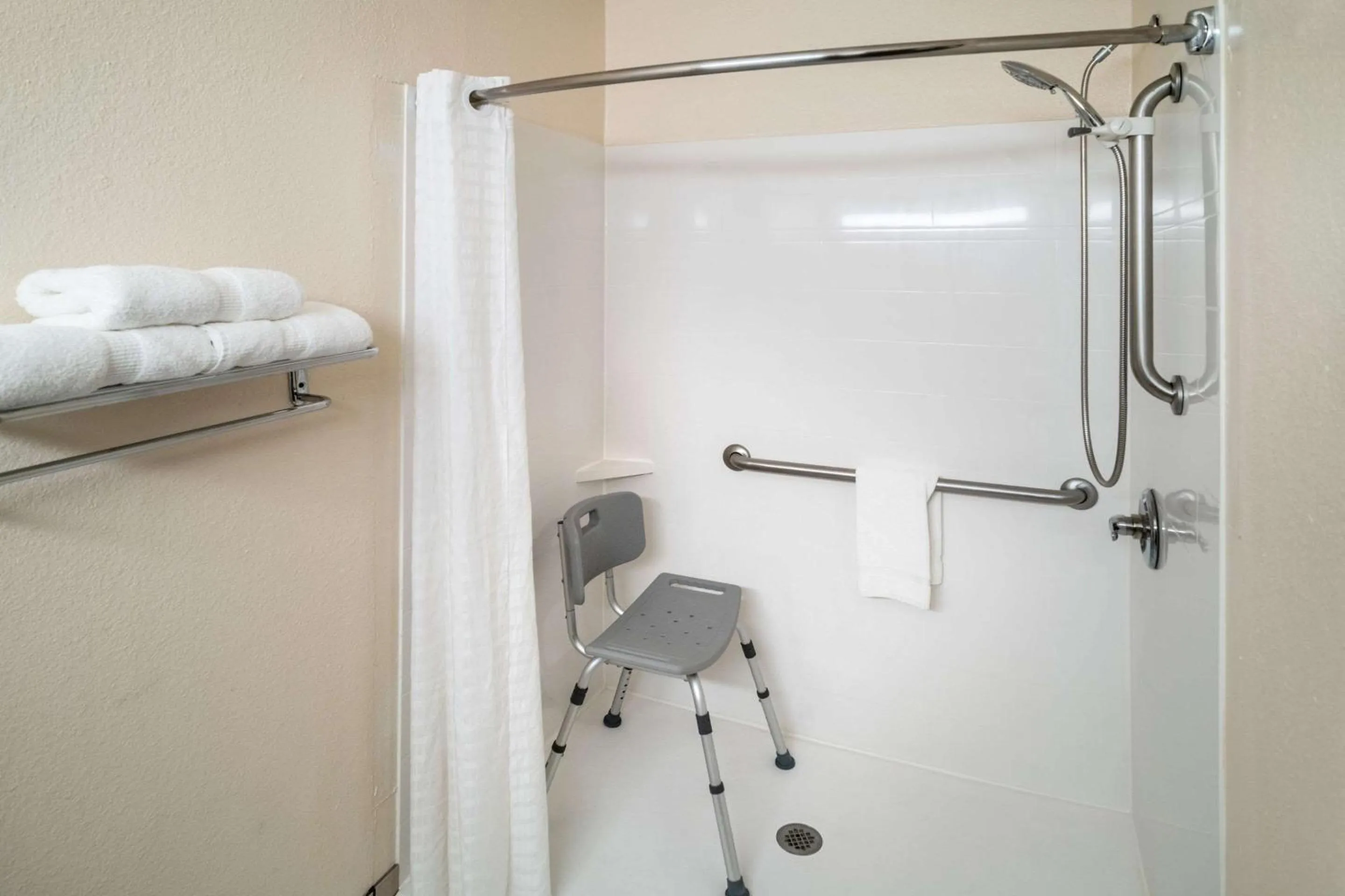 Bedroom in Best Western Huntington Mall Inn