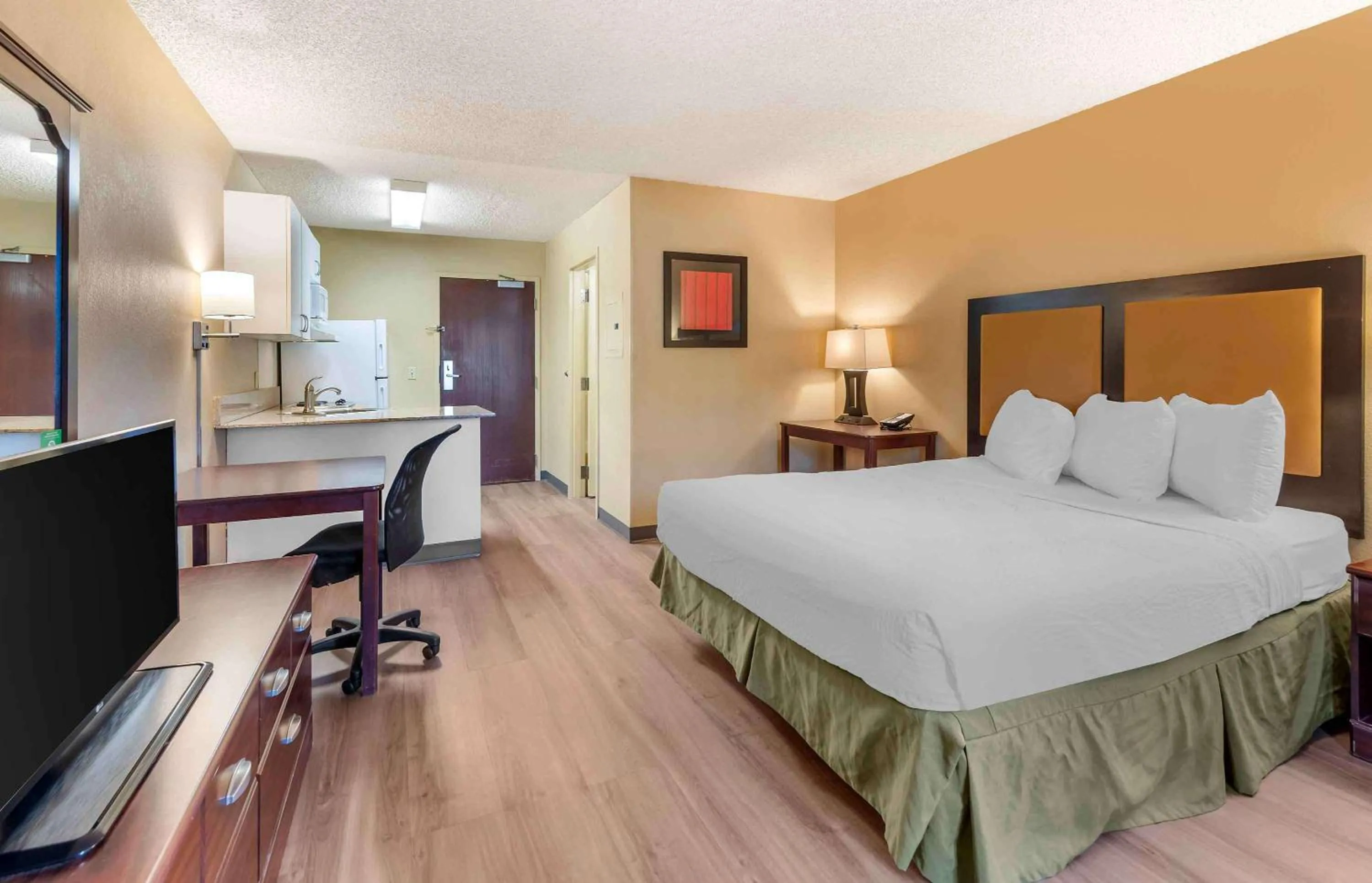 Bedroom, Bed in Extended Stay America Suites - Los Angeles - Ontario Airport