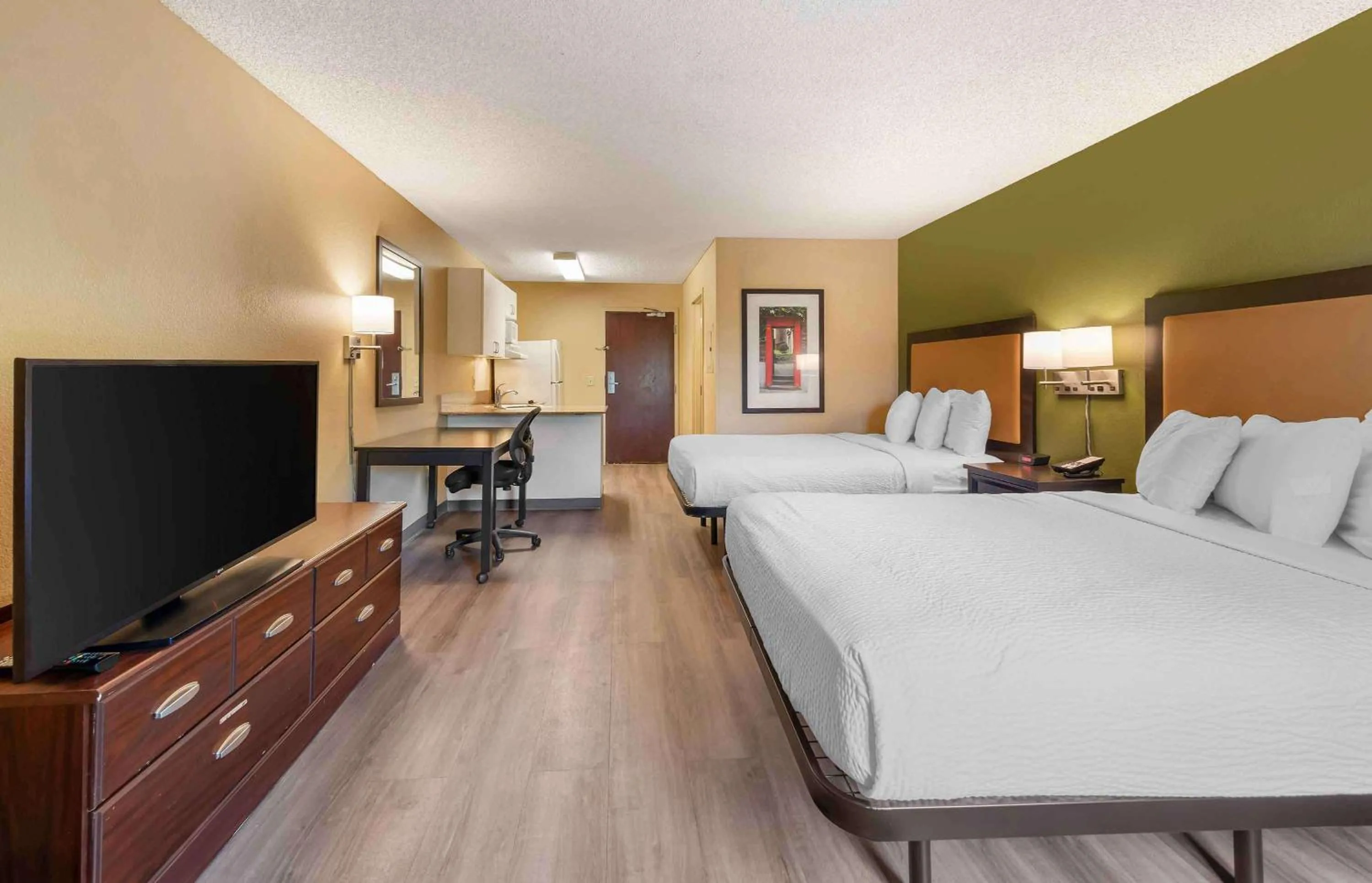 Bedroom, Bed in Extended Stay America Suites - Los Angeles - Ontario Airport