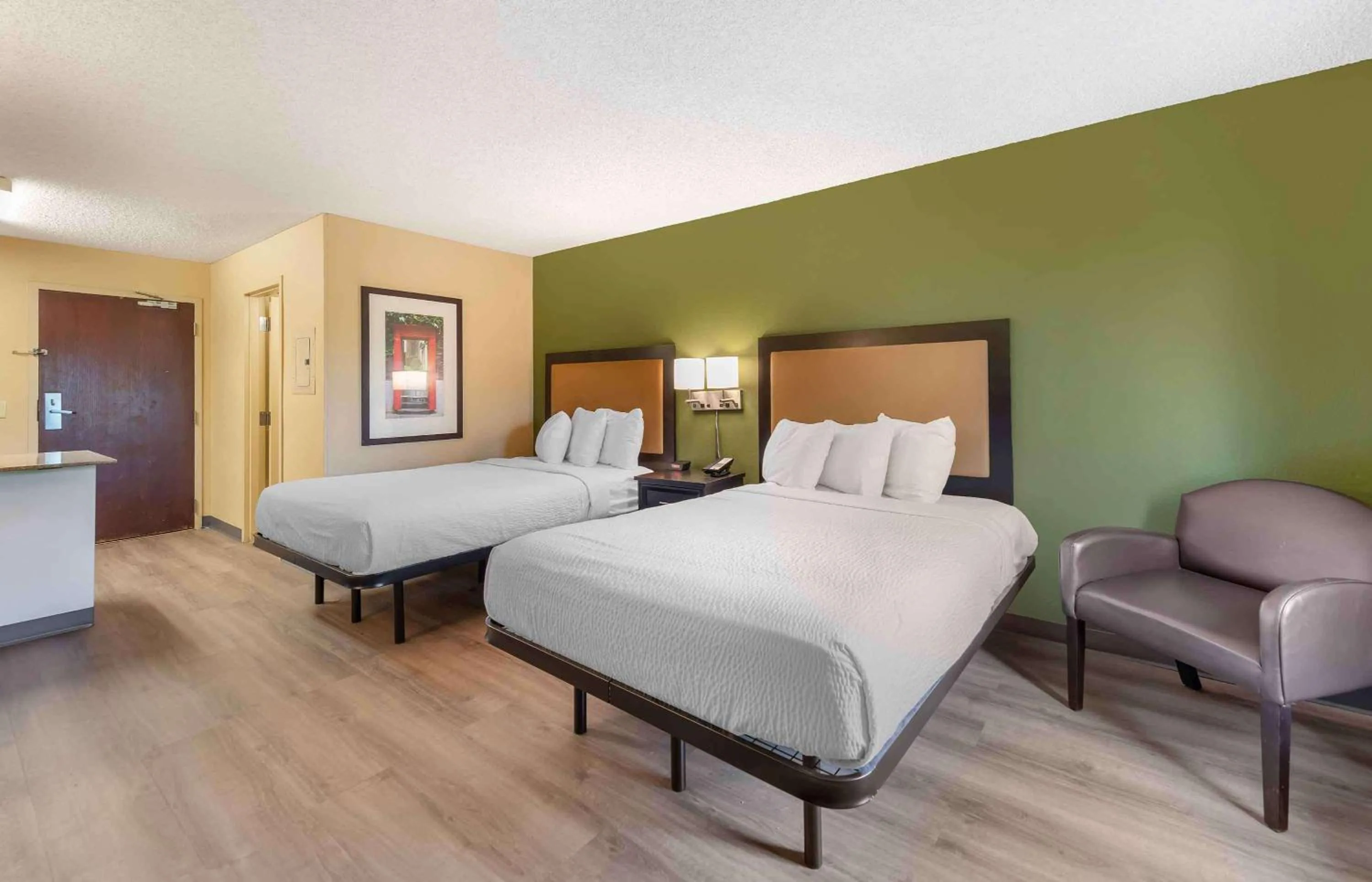 Bedroom, Bed in Extended Stay America Suites - Los Angeles - Ontario Airport